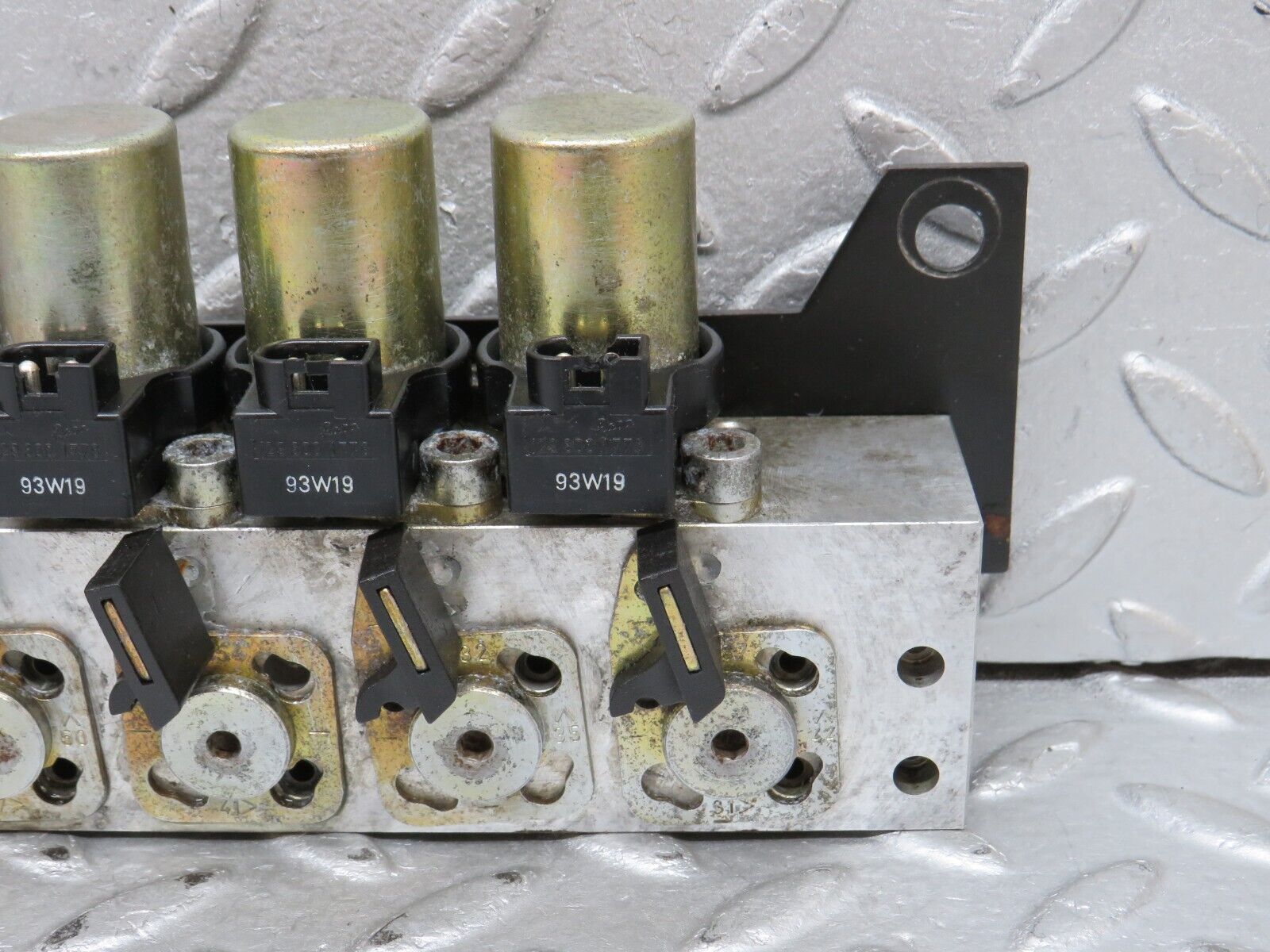 37986 Mercedes-Benz A124 320E Cabriolet Soft Top Hydraulic Valve Block Left 1248001178