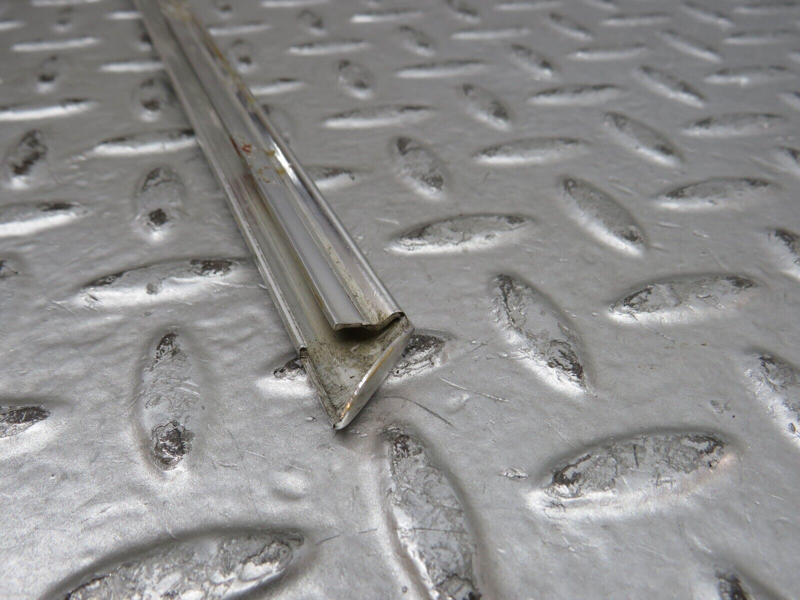 28884 Mercedes-Benz W123 230E Front Right Door Chrome Moulding Trim