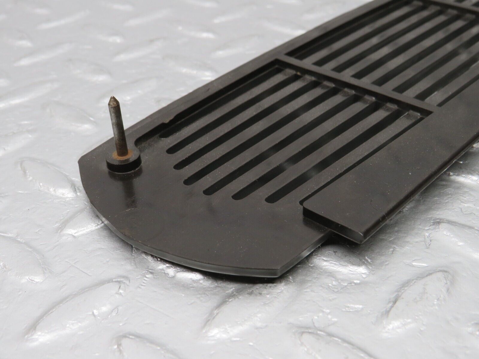 40324 Mercedes-Benz W110 230 Dashboard Speaker Cover