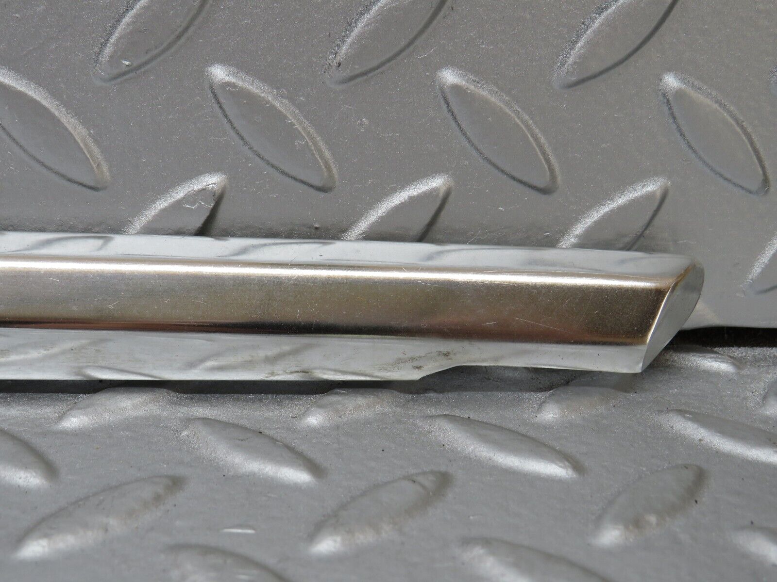 36294 Mercedes-Benz W126 420SE Front Left Door Chrome Moulding Trim