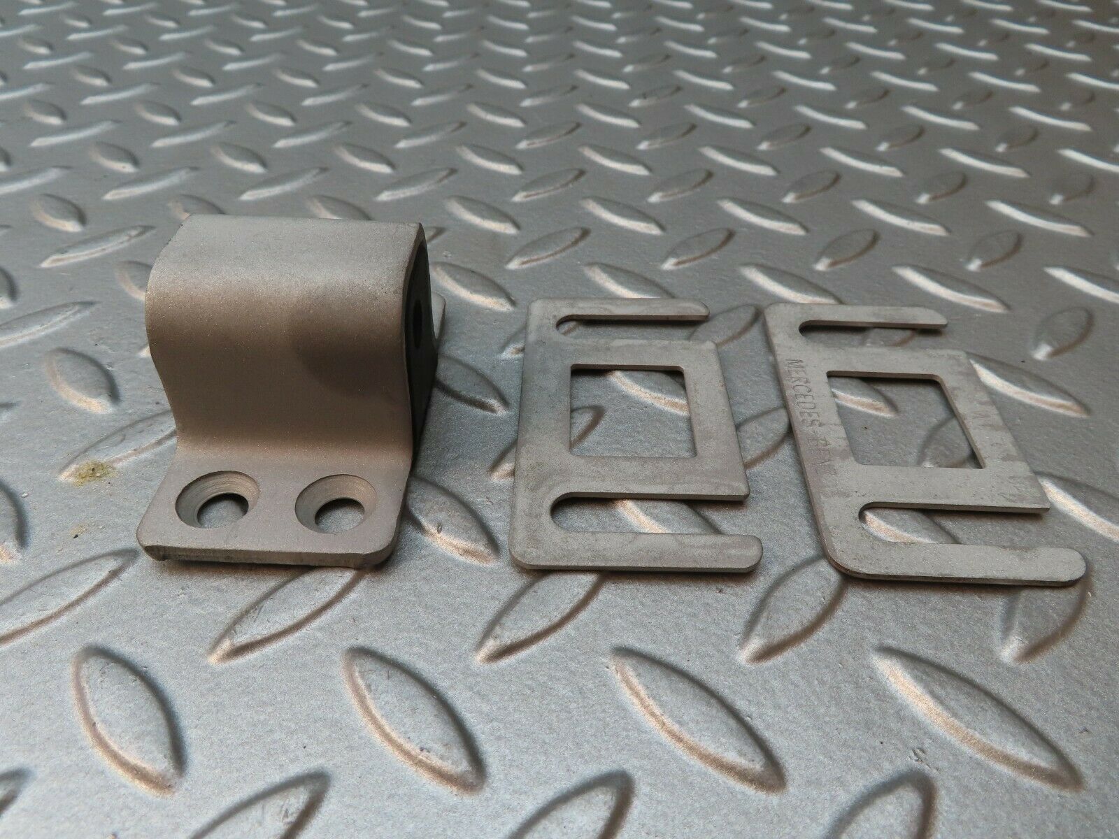 4221 Mercedes-Benz V123 240D LWB Door Lock Latch Left Side