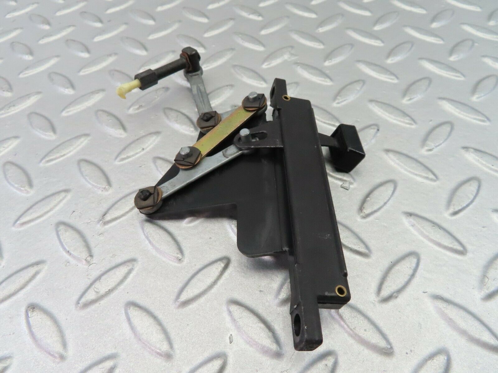 7469 Mercedes-Benz W116 450SE. Heater Control Lever Mechanism