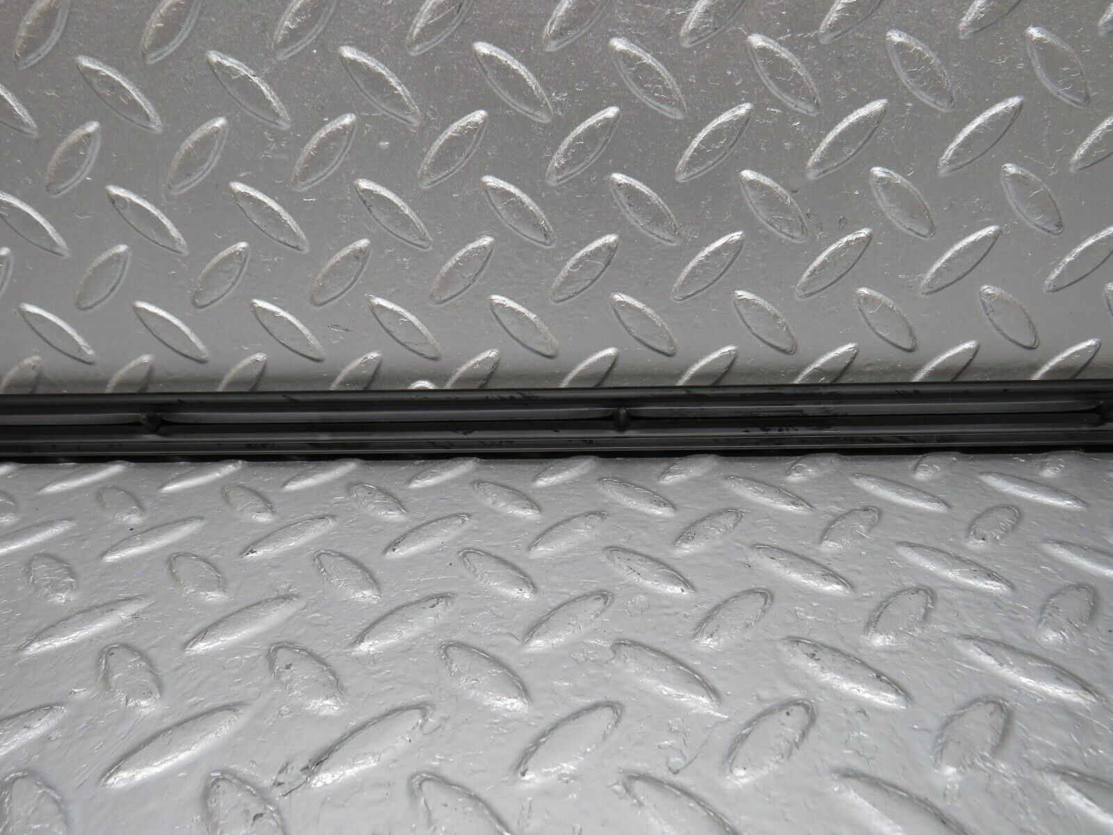 33630 Mercedes-Benz W123 Front Left Door Centre Moulding Trim