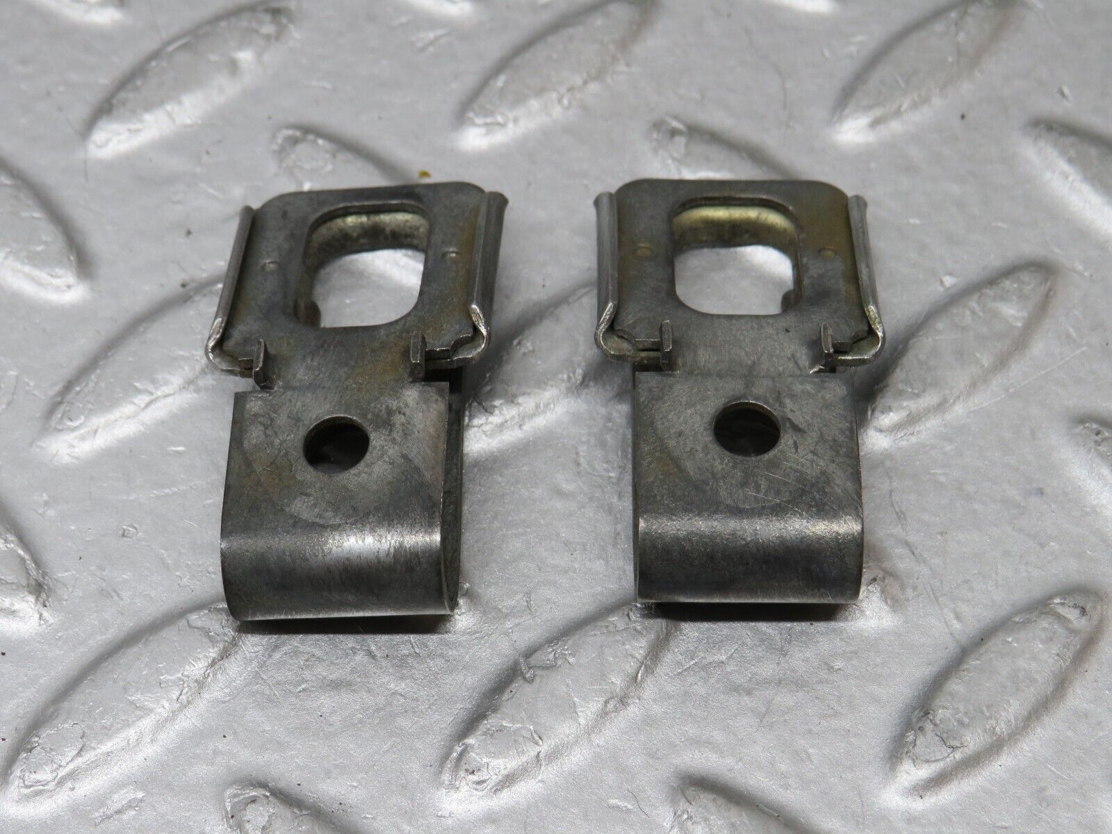 36244 Mercedes-Benz W126 420SE Fuel Injector Bracket 2x