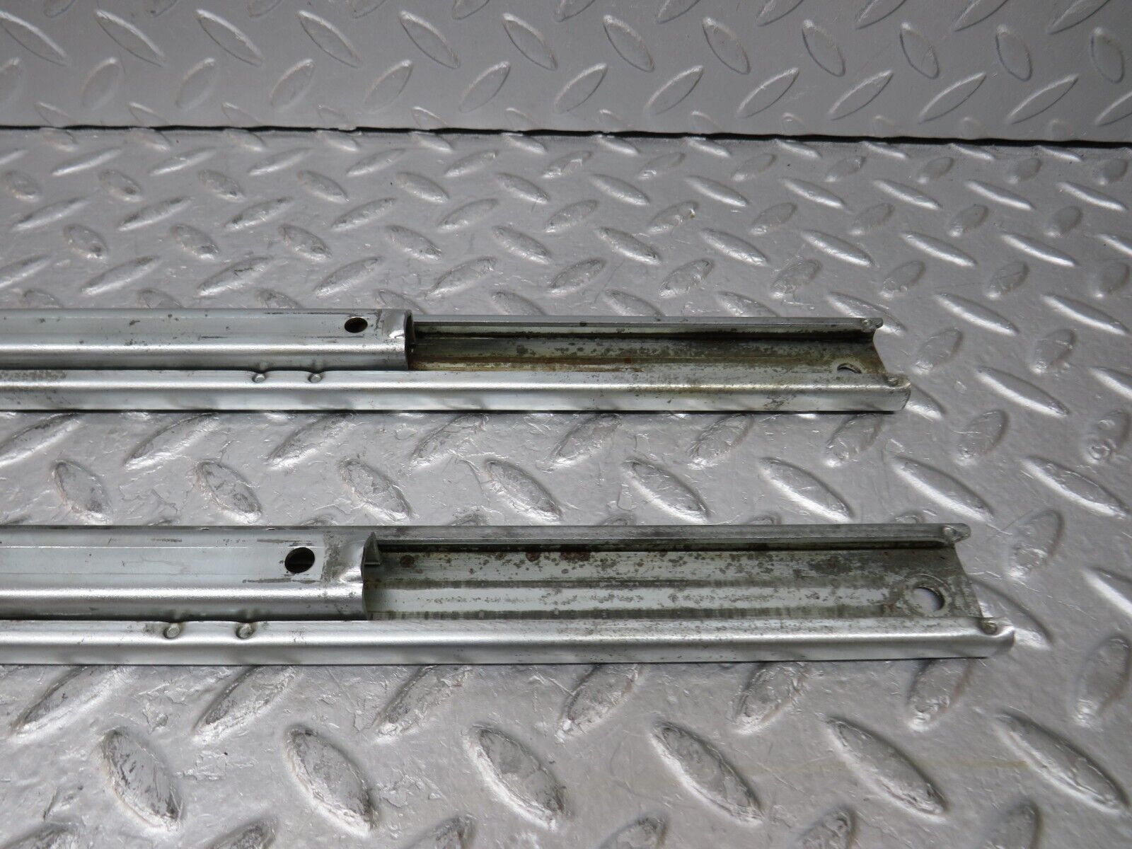 37085 Mercedes-Benz C126 420SEC Coupe Front Left Seat Rail Pair