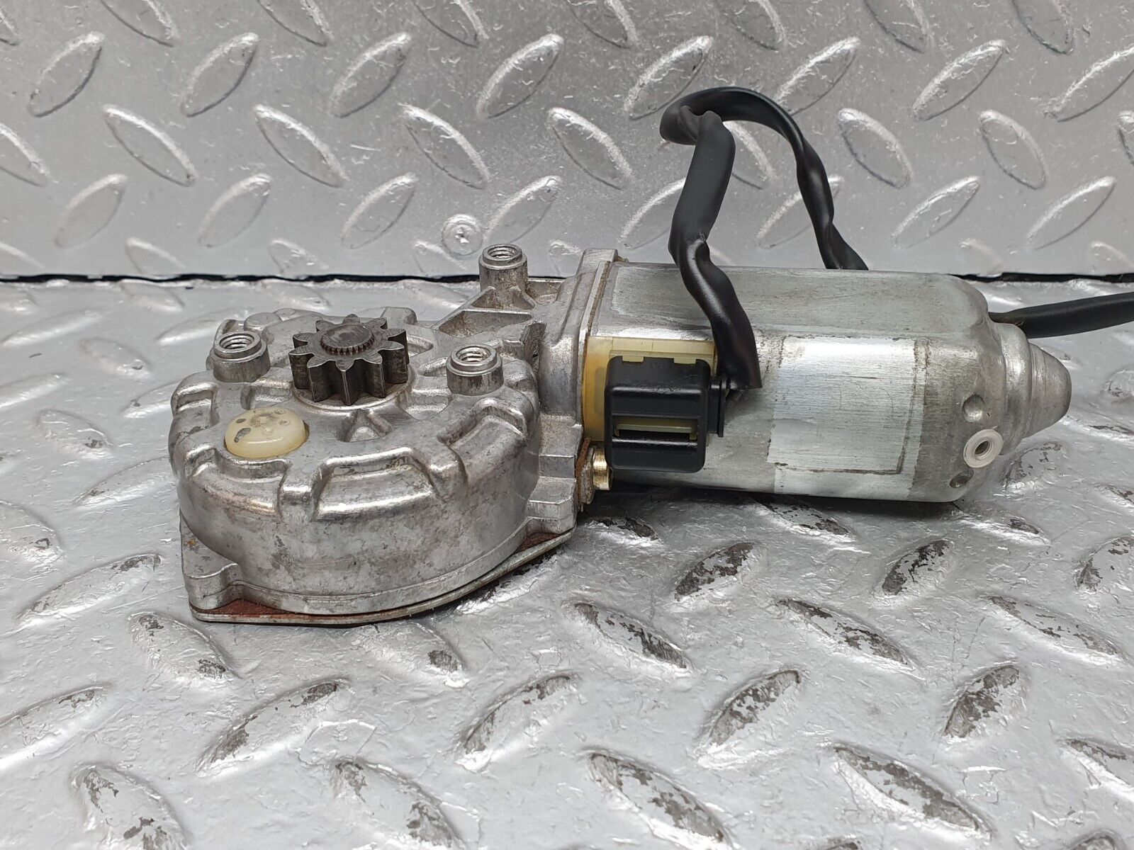 41205 Mercedes-Benz W126 300SE Rear Left Window Regulator Motor 0130821037