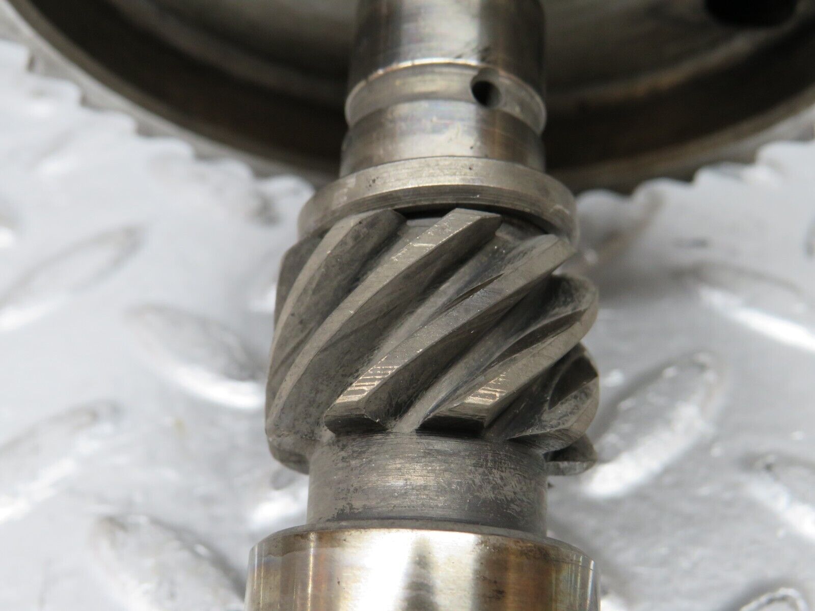 31079 Mercedes-Benz W123 200D Injection Pump Intermediate Timing Gear Shaft