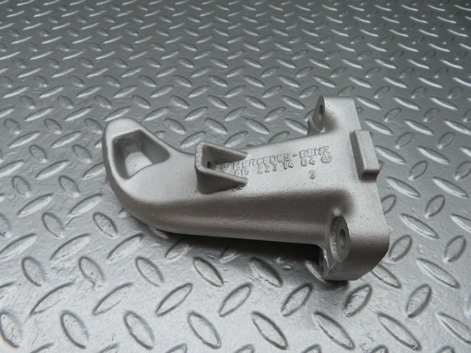 17982 Mercedes-Benz W123 200 Engine Mount Bracket Left Side 6152231324