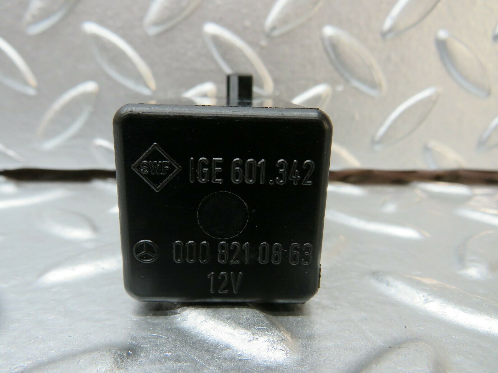 23982 Mercedes-Benz W123 280E Intermittent Wiper Relay 0008210863