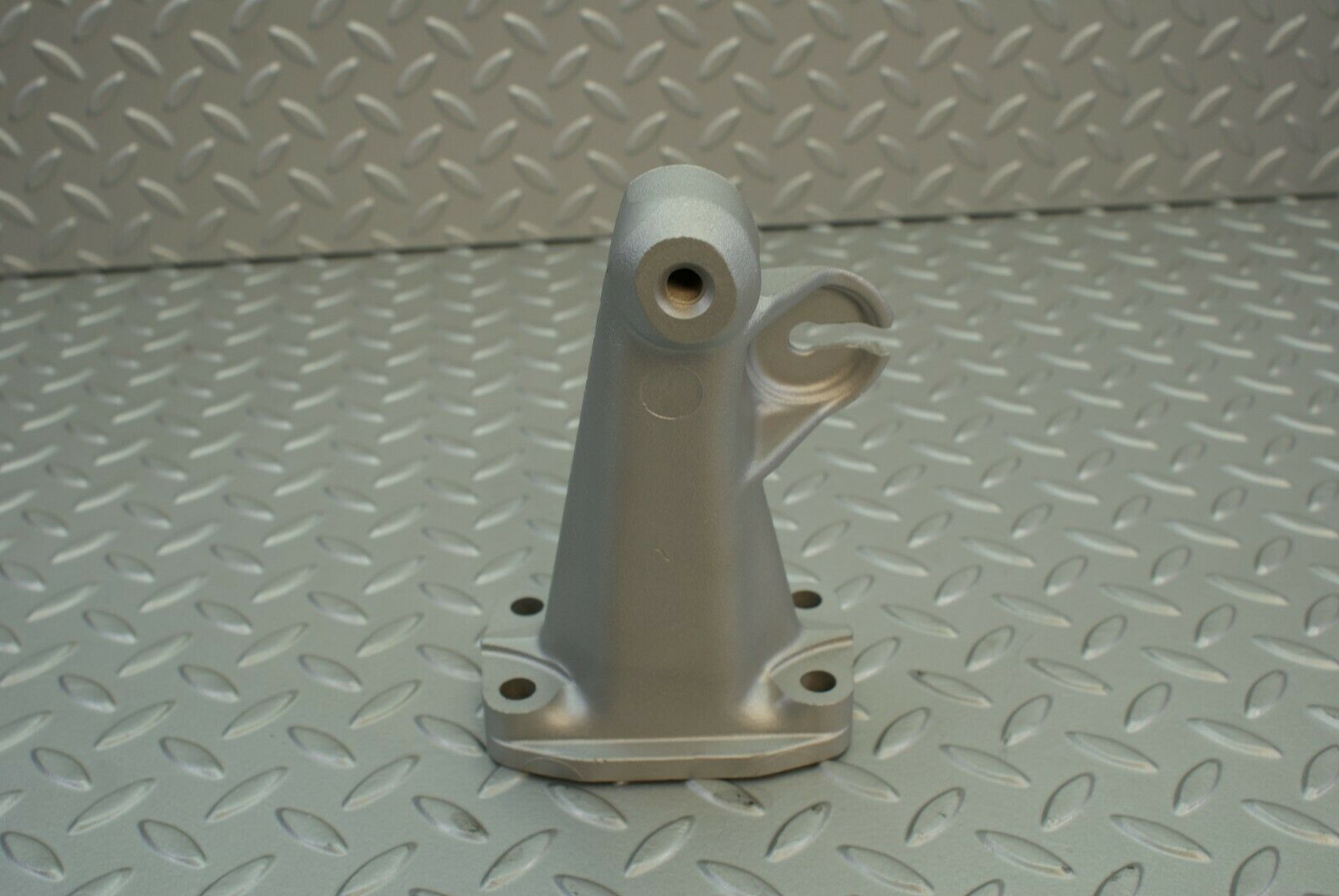 2864 Mercedes-Benz C123 280CE Coupe Engine Mount Bracket Left Side 1232230204