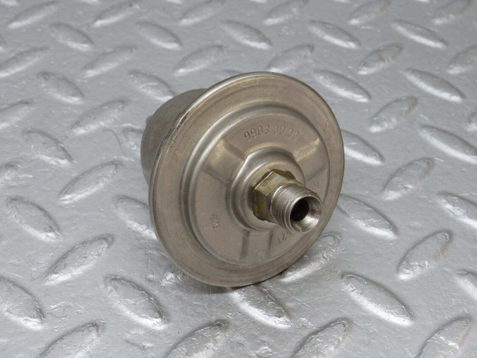 36572 Mercedes-Benz W201 190E 2.0L Fuel Pressure Regulator 0004760621