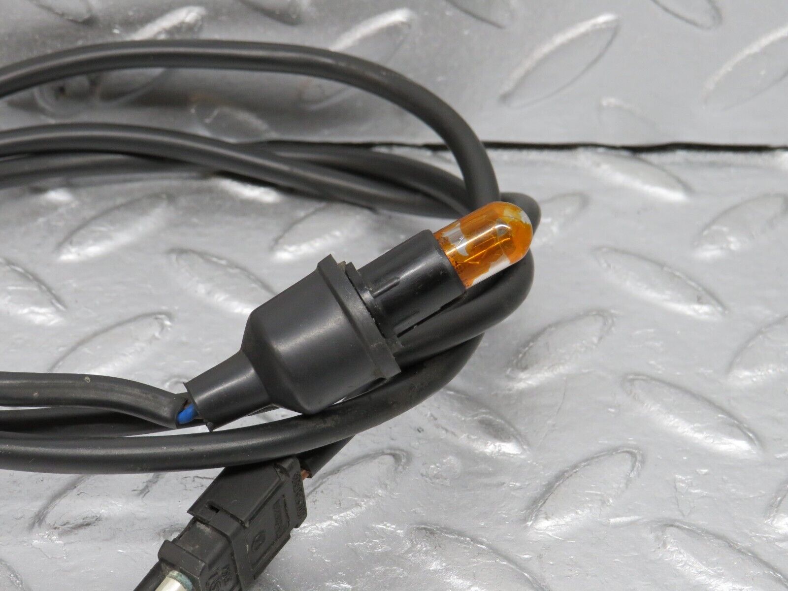 38031 Mercedes-Benz A124 320E Cabriolet Front Wing Indicator Wire