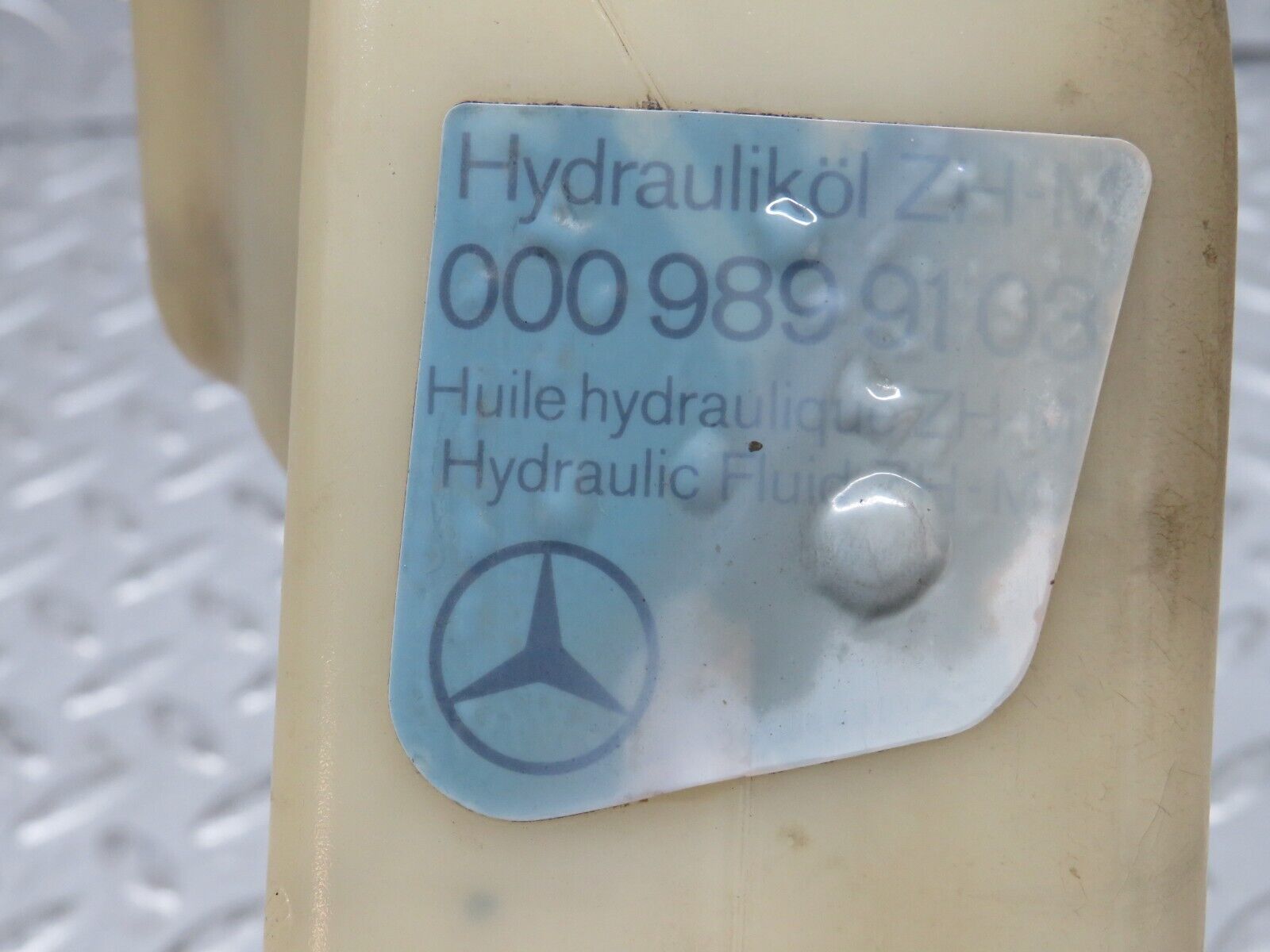 31298 Mercedes-Benz S124 220TE Hydraulic Suspension Fluid Reservoir 0009899103