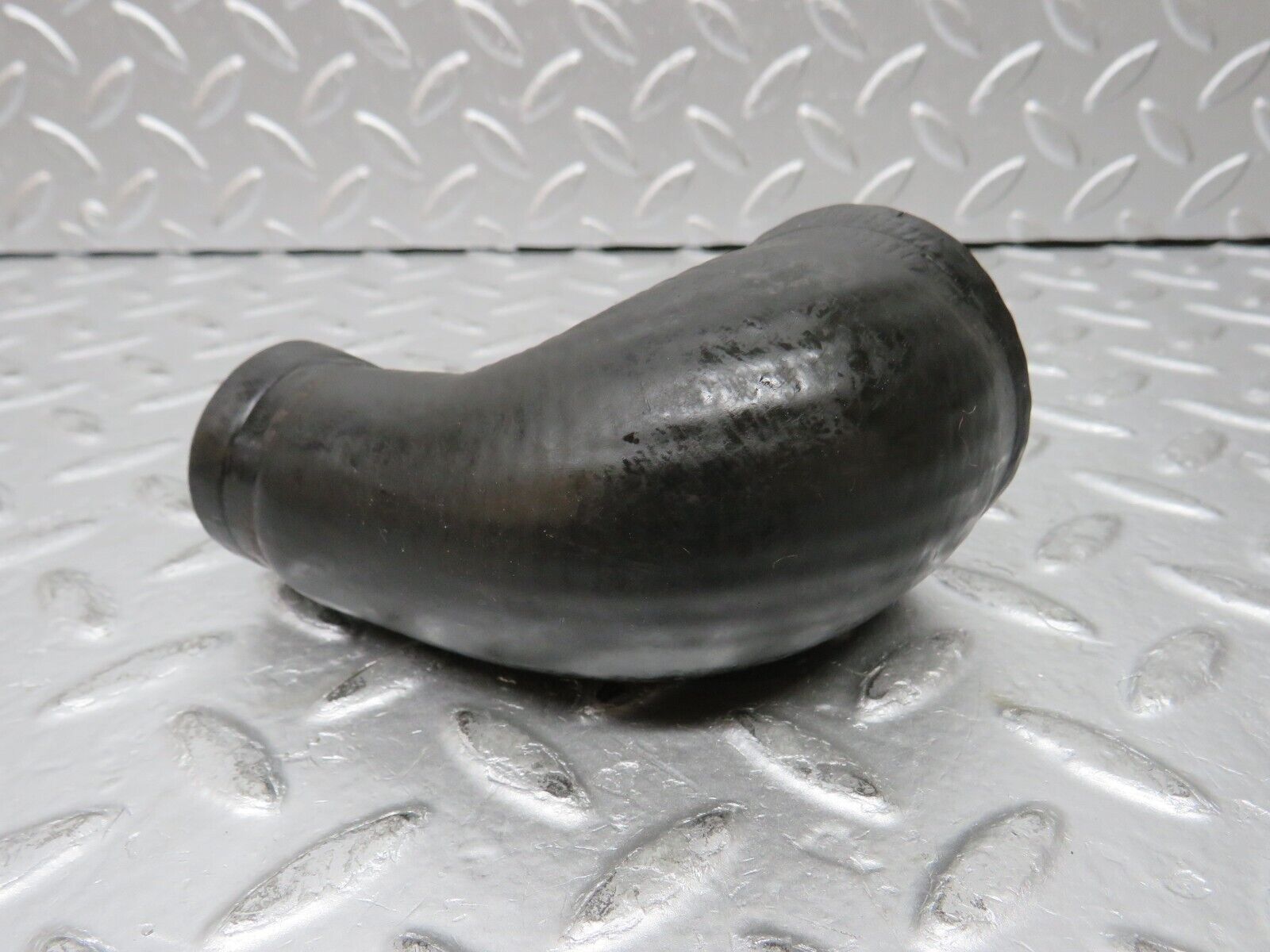 30132 Porsche 924 Radiator Hose 046121051