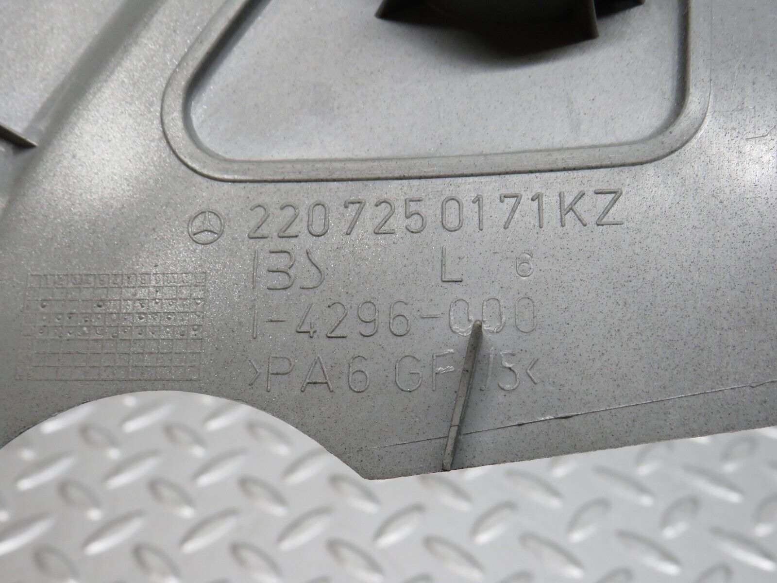 32285 Mercedes-Benz W220 S430 Front Left Door Window Frame Trim 2207250171