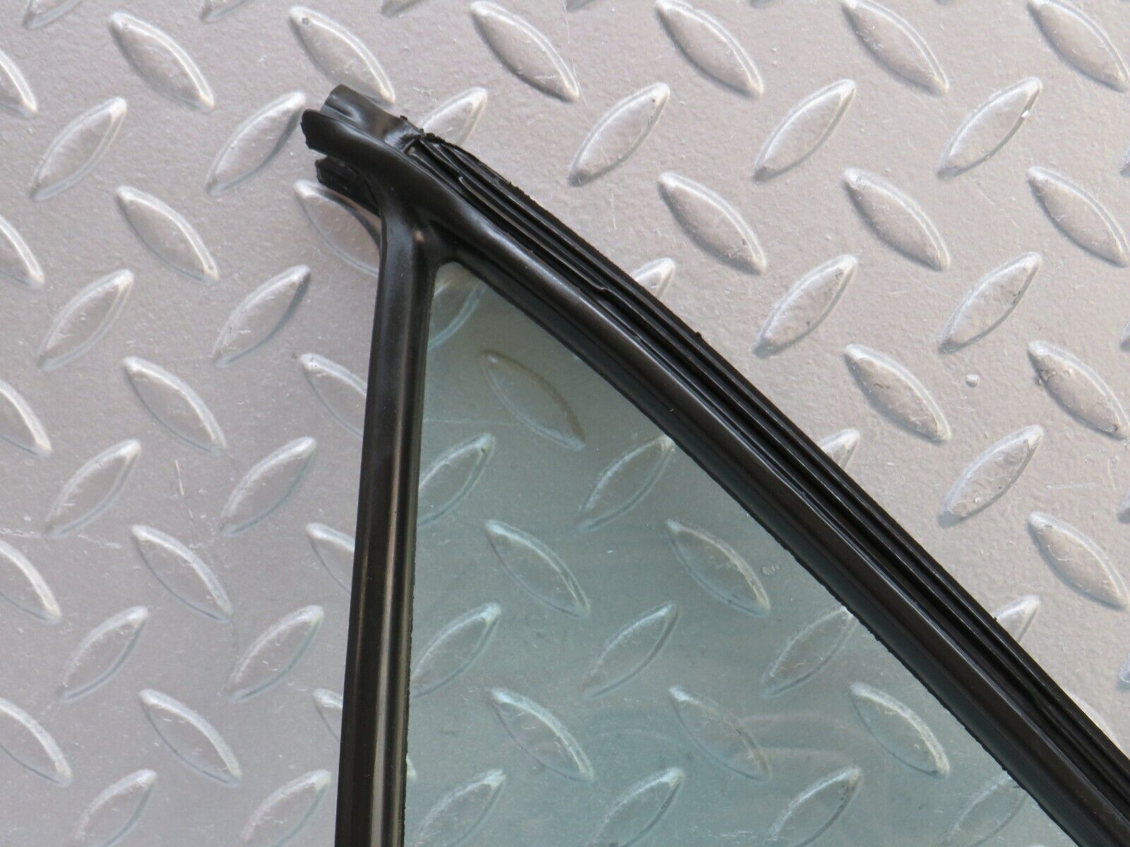 36063 Mercedes-Benz W126 420SE Rear Left Quarter Window 1267350124