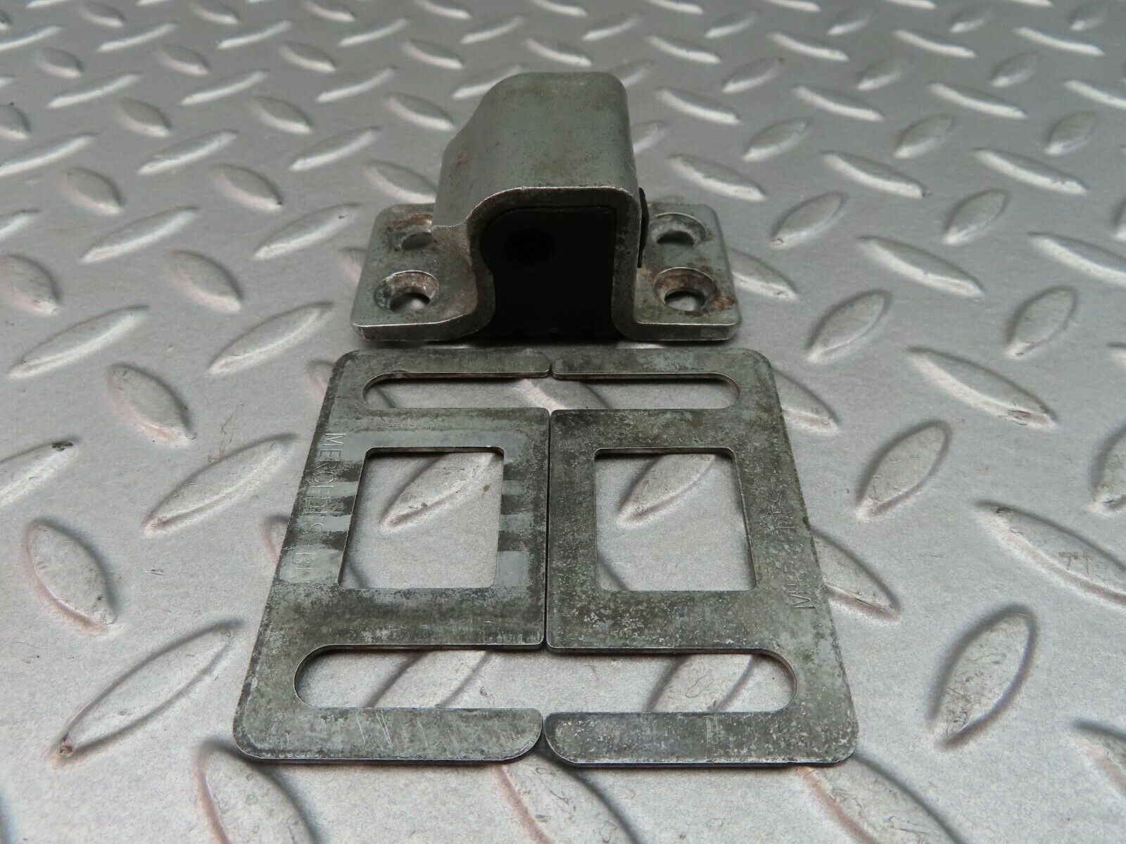 6352 Mercedes-Benz W126 380SE Door Lock Latch Left Side