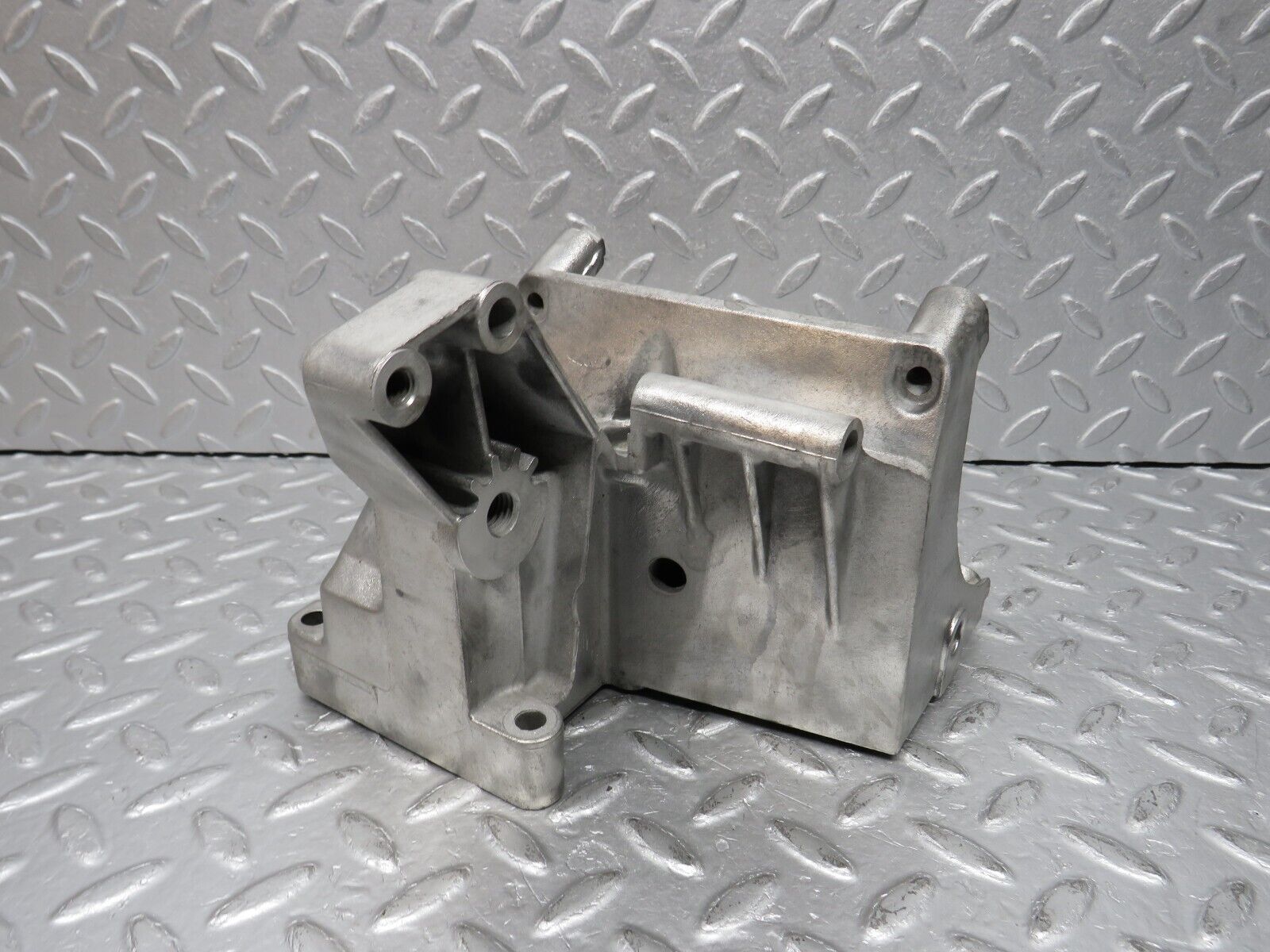 38647 Mercedes-Benz R129 280SL Coupe Power Steering Pump Bracket 1031310935