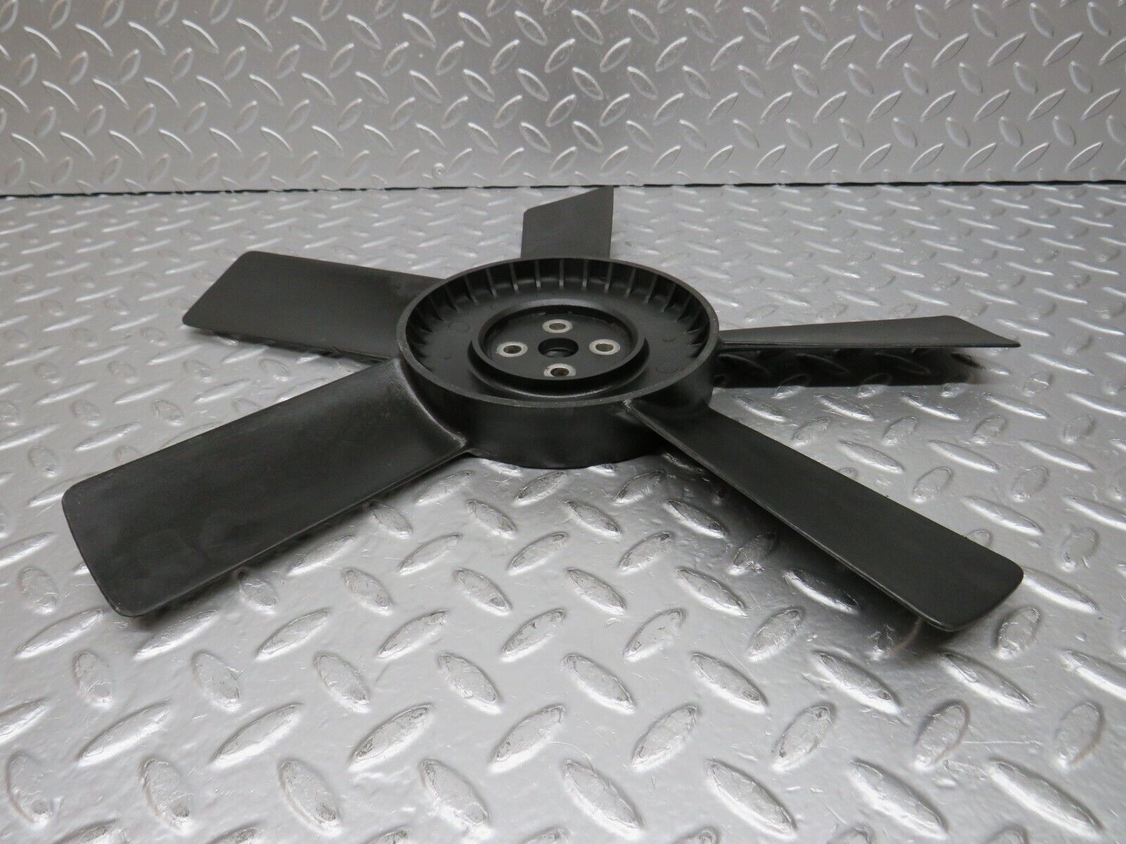 31047 Mercedes-Benz W123 200D Engine Cooling Fan 1152050406