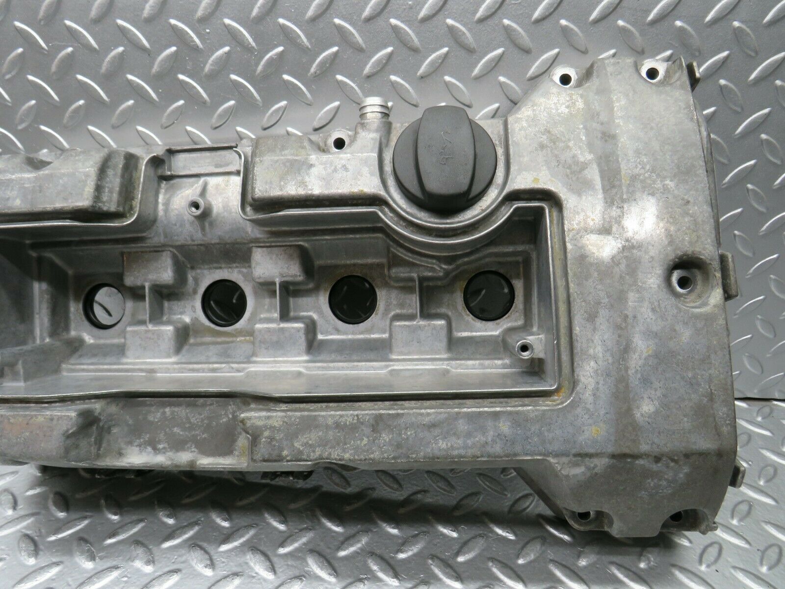 22500 Mercedes-Benz C124 E220 Coupe Cylinder Head Valve Cover 1110100330
