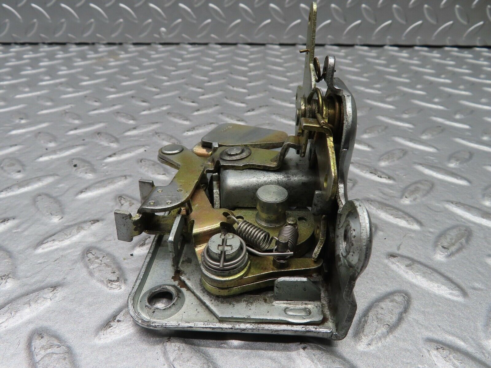 20300 Mercedes-Benz W114 280CE Coupe Right Door Lock Mechanism