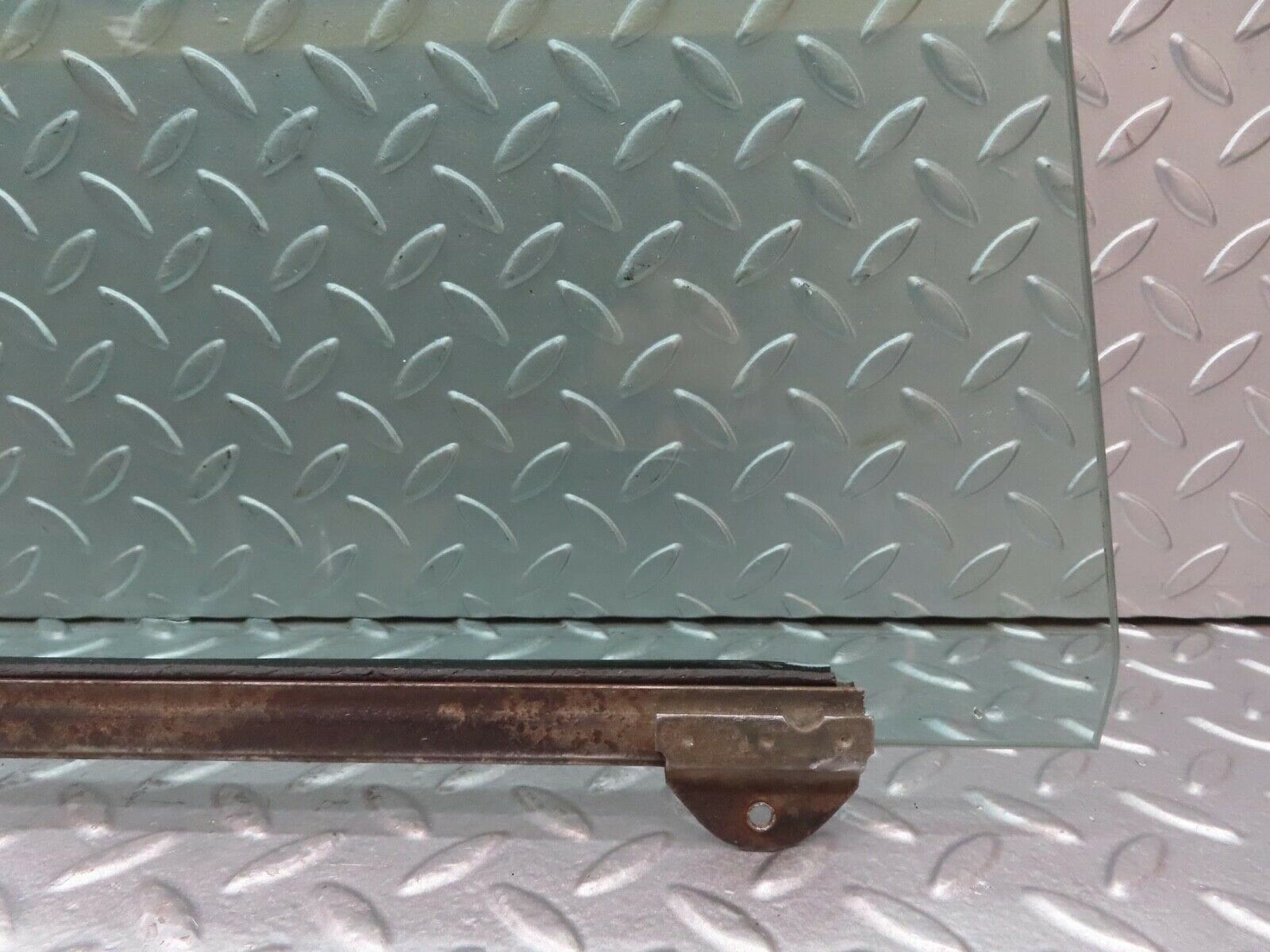 13076 Mercedes-Benz W111 220S Front Right Door Window Glass