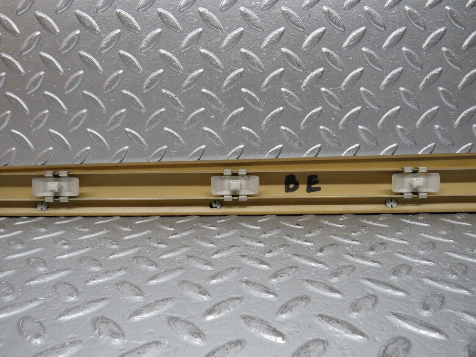 32287 Mercedes-Benz W220 S430 Front Left Door Centre Moulding Trim 2206900562