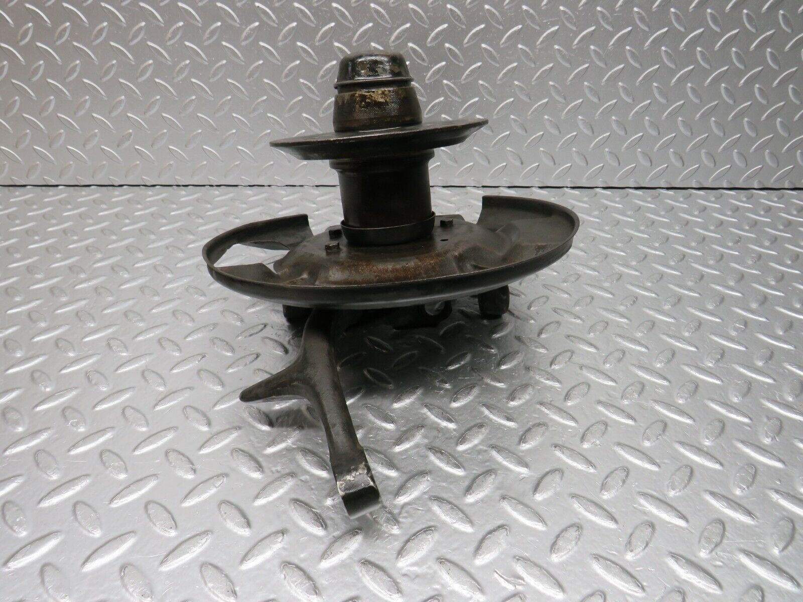 0849 Mercedes-Benz C107 350SLC Coupe Wheel Hub Front Left