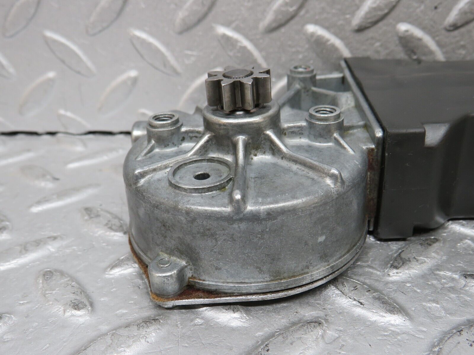 37420 Mercedes-Benz W109 300SEL Rear Left Window Regulator Motor Bosch 0132001101