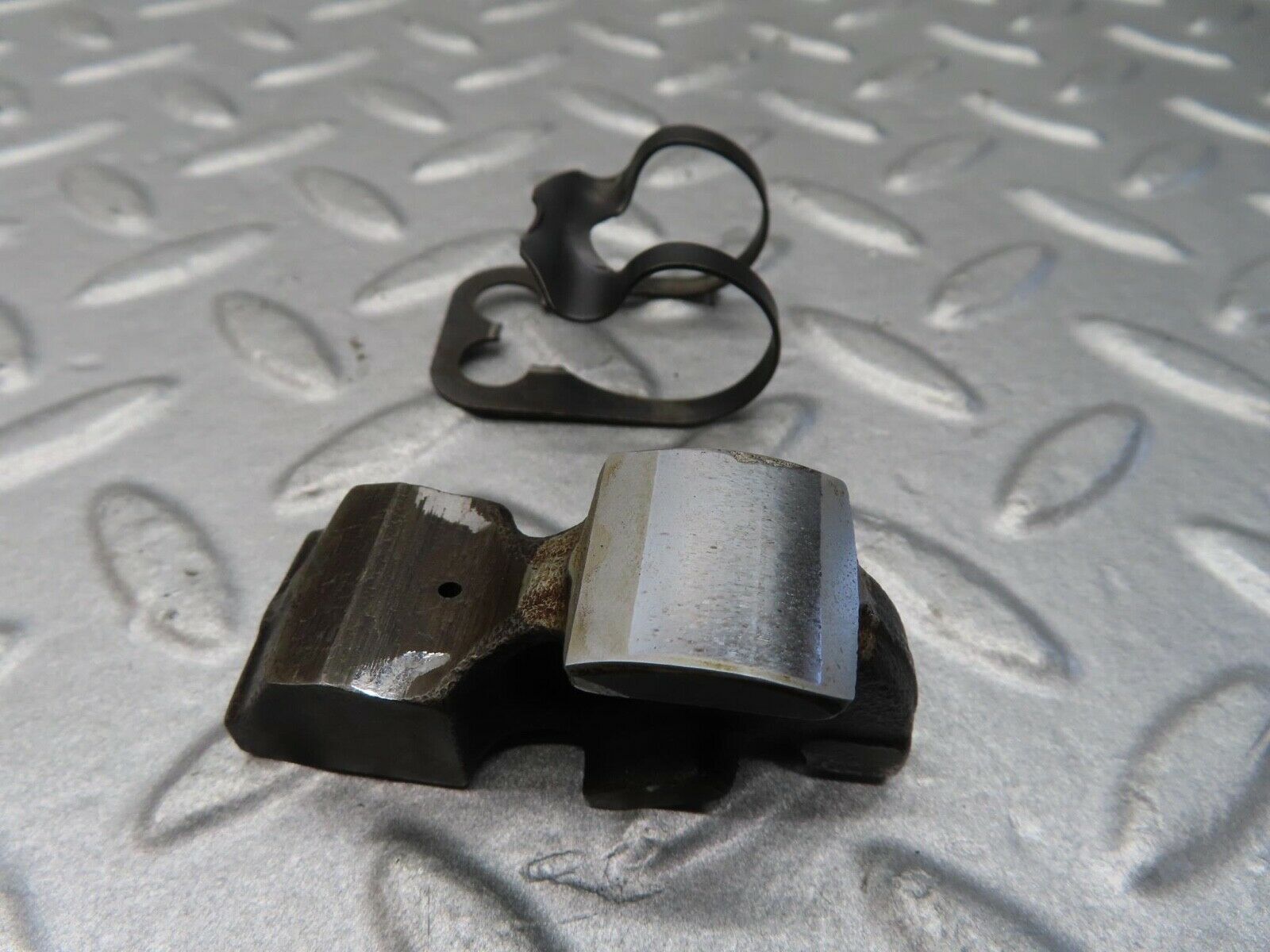 16154 Mercedes-Benz W123 280E Valve Rocker Arm With Retaining Spring