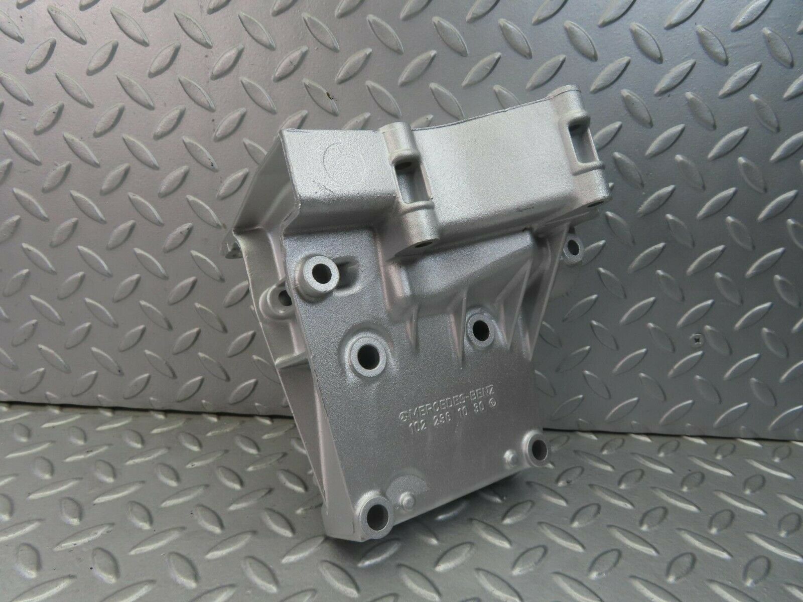 8323 Mercedes-Benz W124 Power Steering Pump Bracket 1022361030