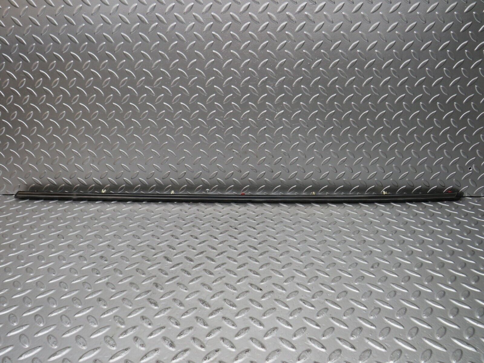 28620 Mercedes-Benz W123 280E Front Right Fender Wing Centre Moulding Trim