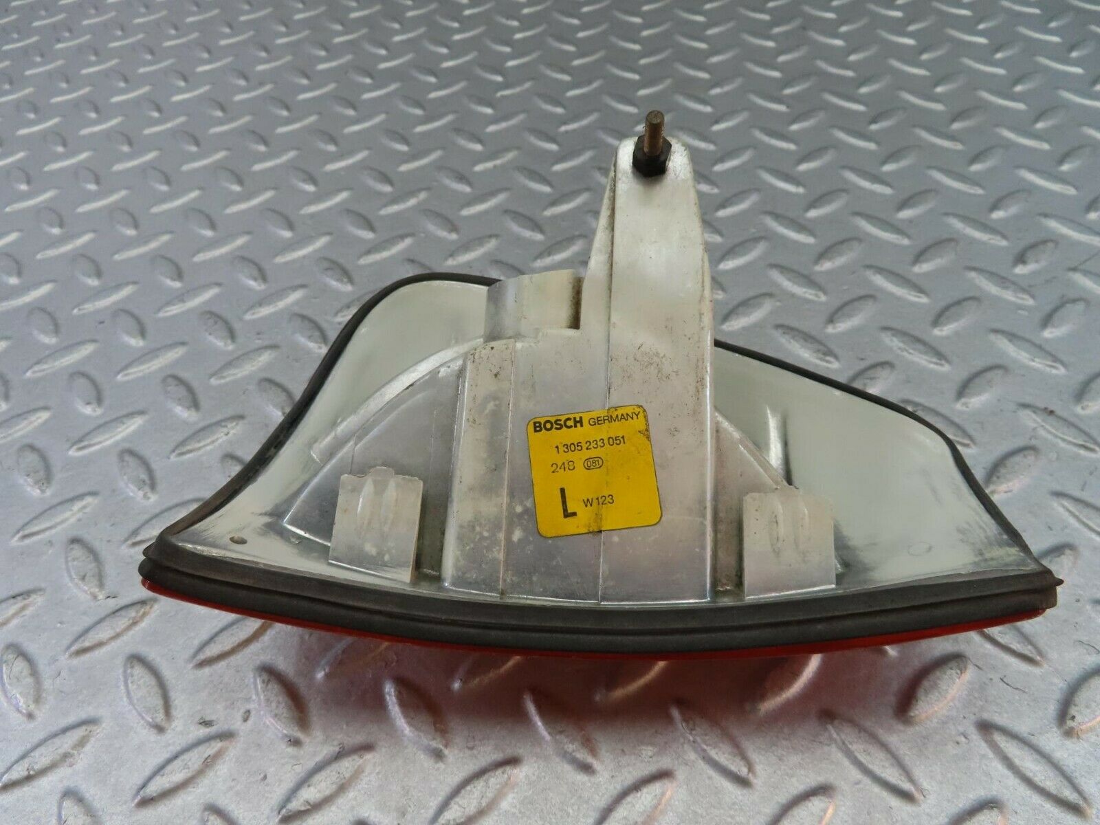 8110 Mercedes-Benz W123 Indicator Light Front Left Bosch 1305233051