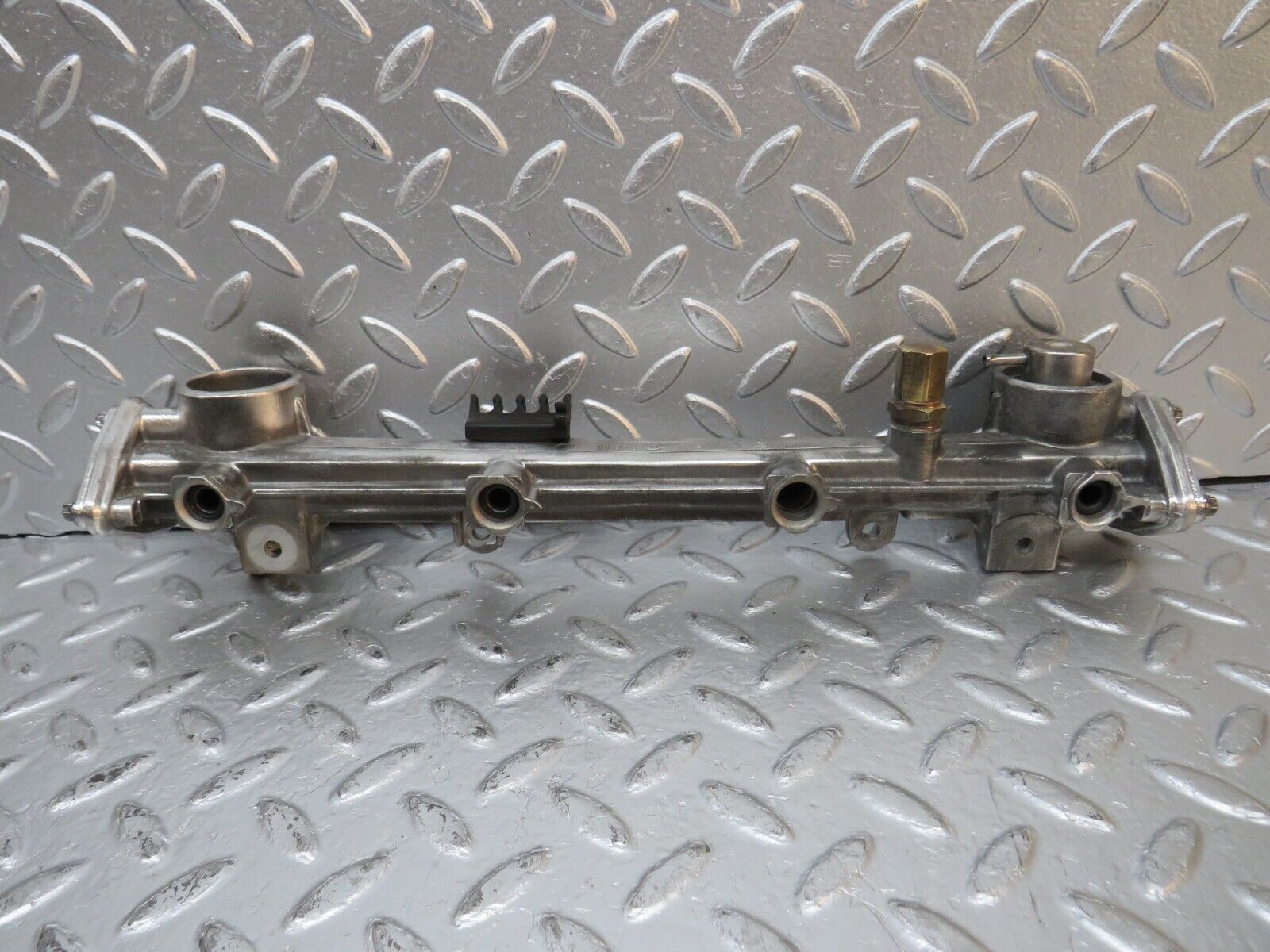 31214 Mercedes-Benz S124 220TE Wagon Fuel Injector Rail 1110780745