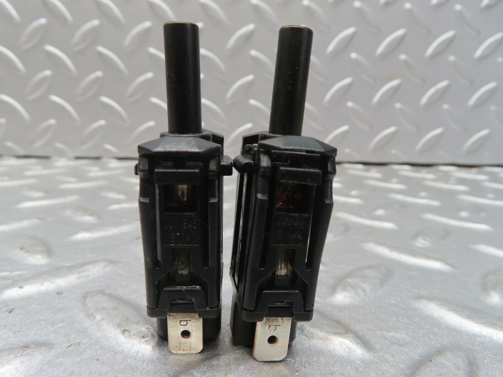 13687 Mercedes-Benz W123 200 Door Contact Switch Pair 0015458714