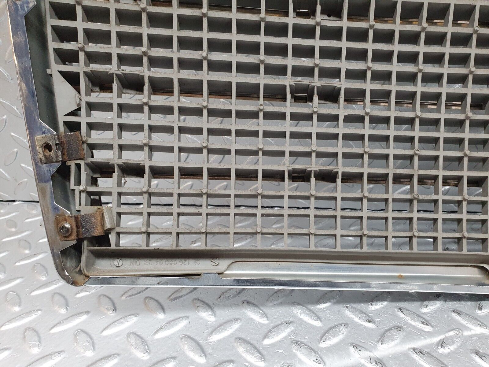 41221 Mercedes-Benz W126 300SE Bonnet Grill Chrome 1268880423