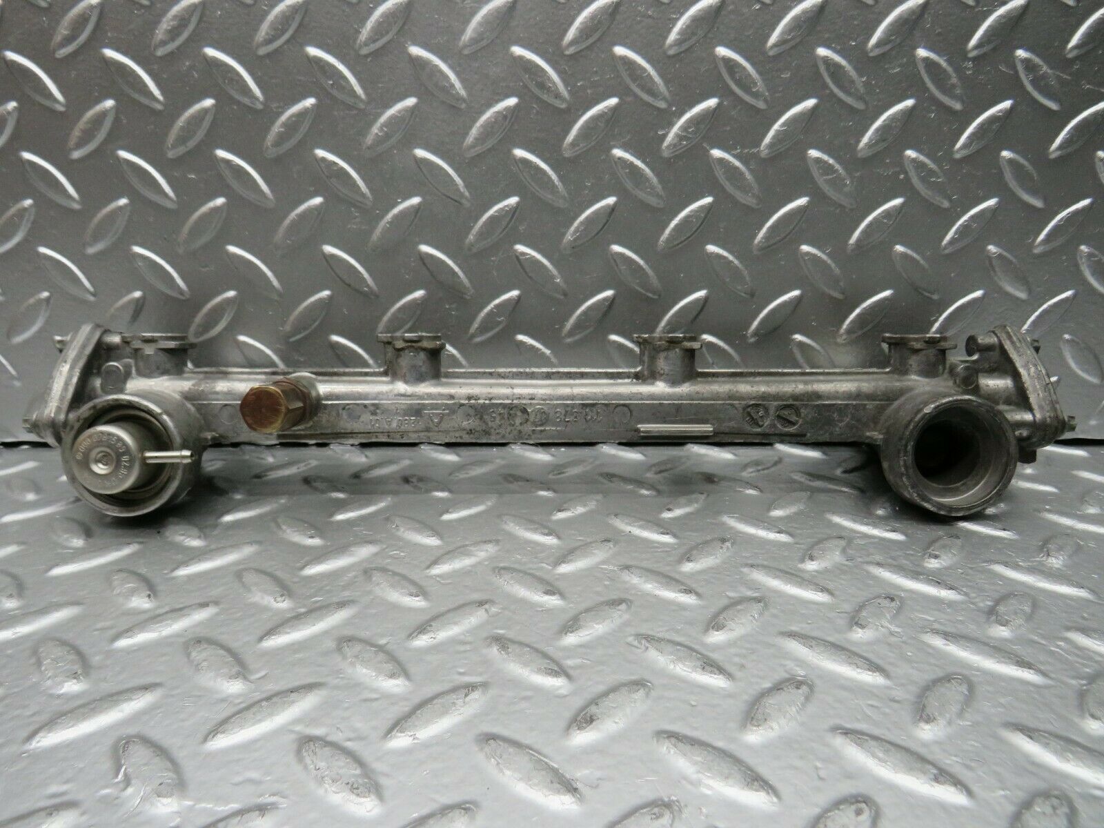 22571 Mercedes-Benz C124 E220 Coupe Fuel Injector Rail 1110780745