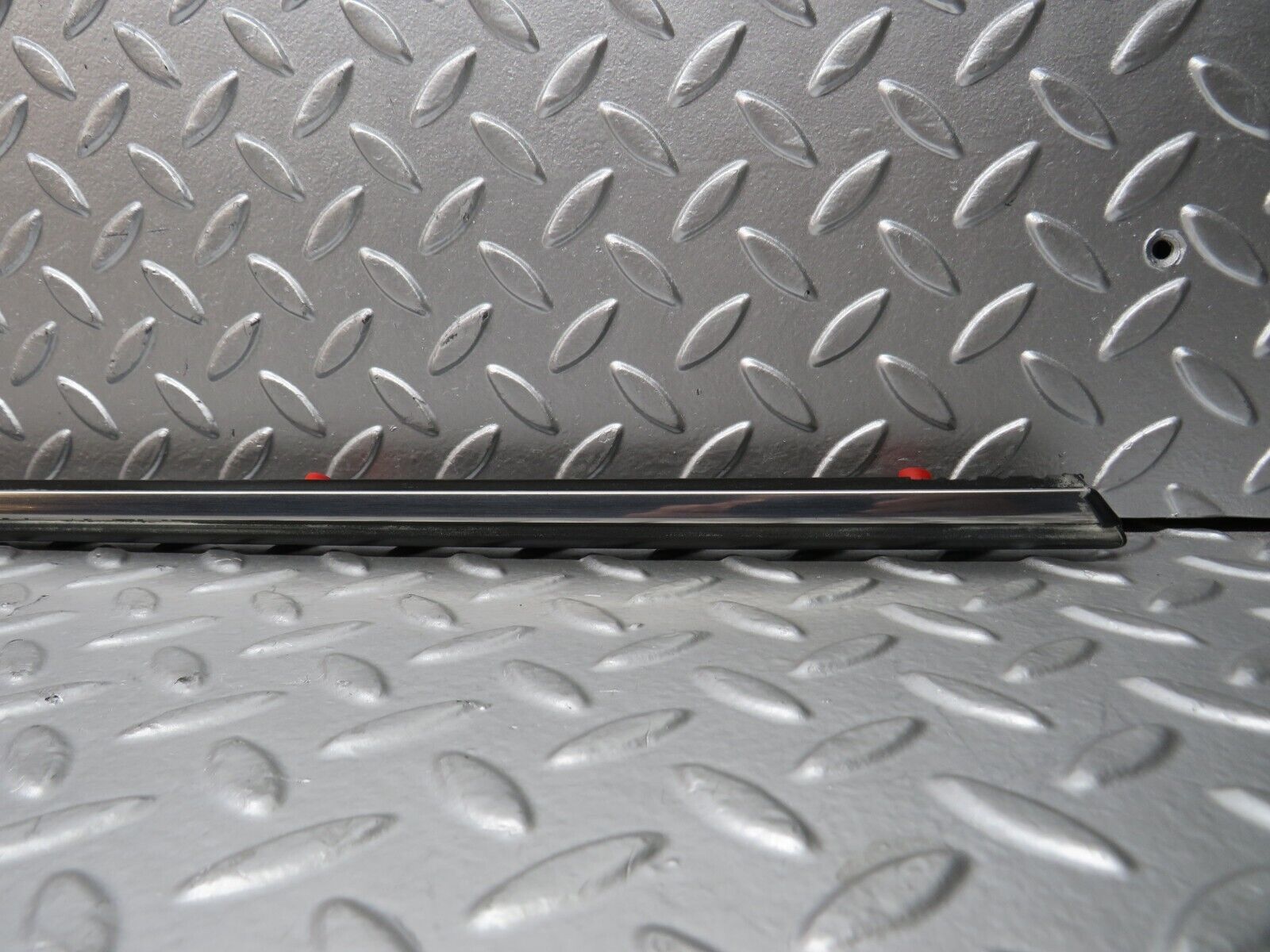 28619 Mercedes-Benz W123 280E Front Left Fender Wing Centre Moulding Trim