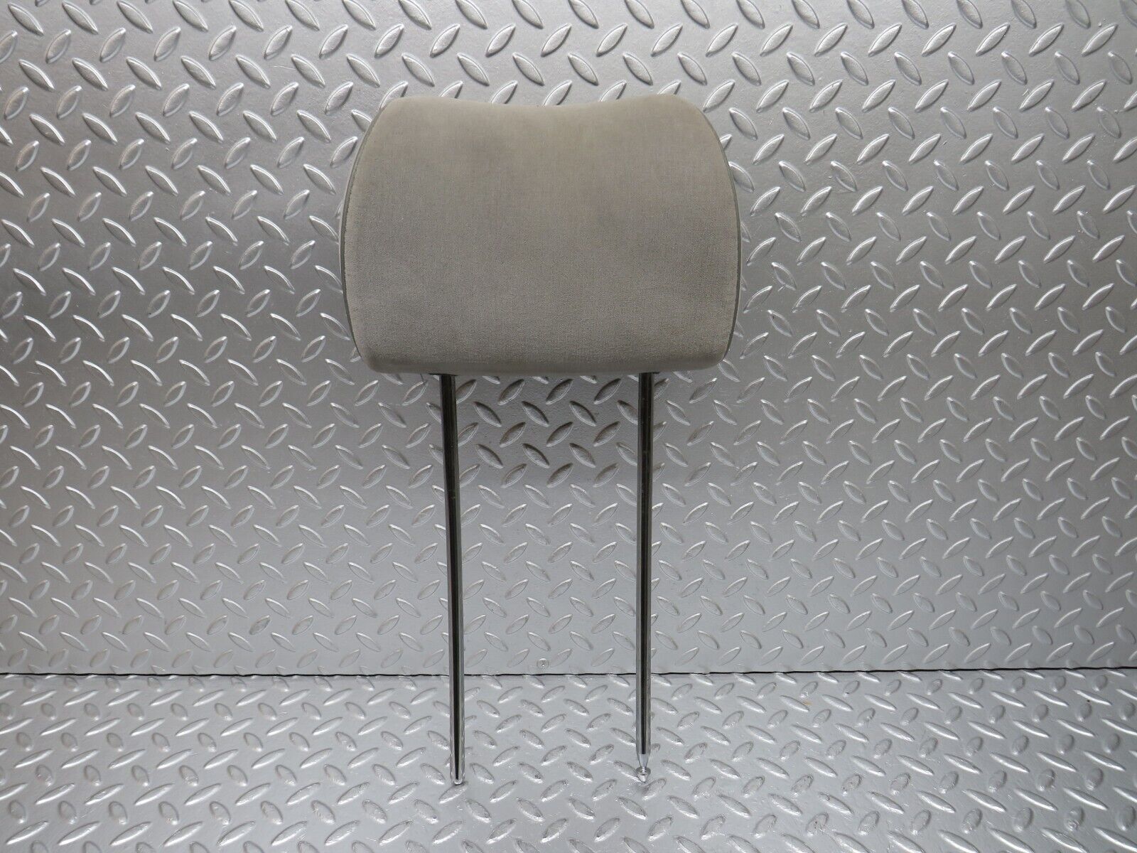 32583 Mercedes-Benz S124 300TE Wagon Front Right Seat Headrest Grey