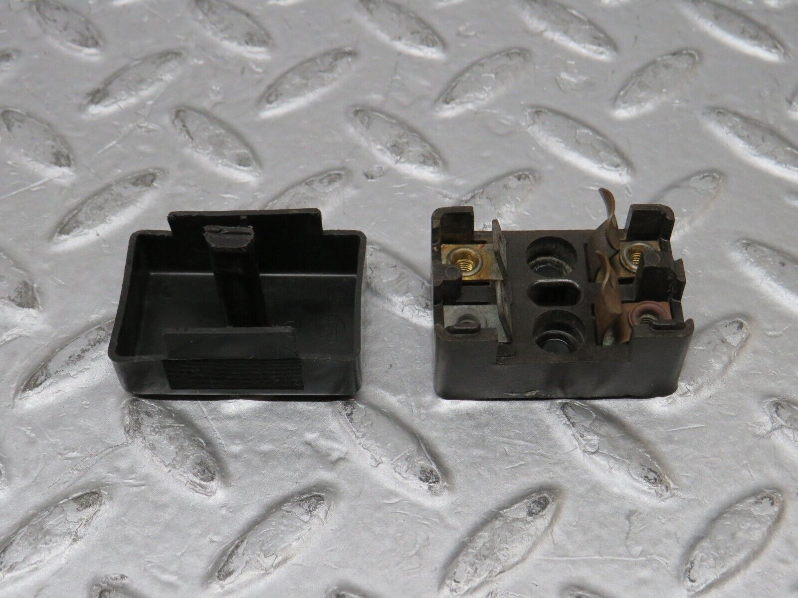 37324 Mercedes-Benz W109 300SEL Fuse Box Connector
