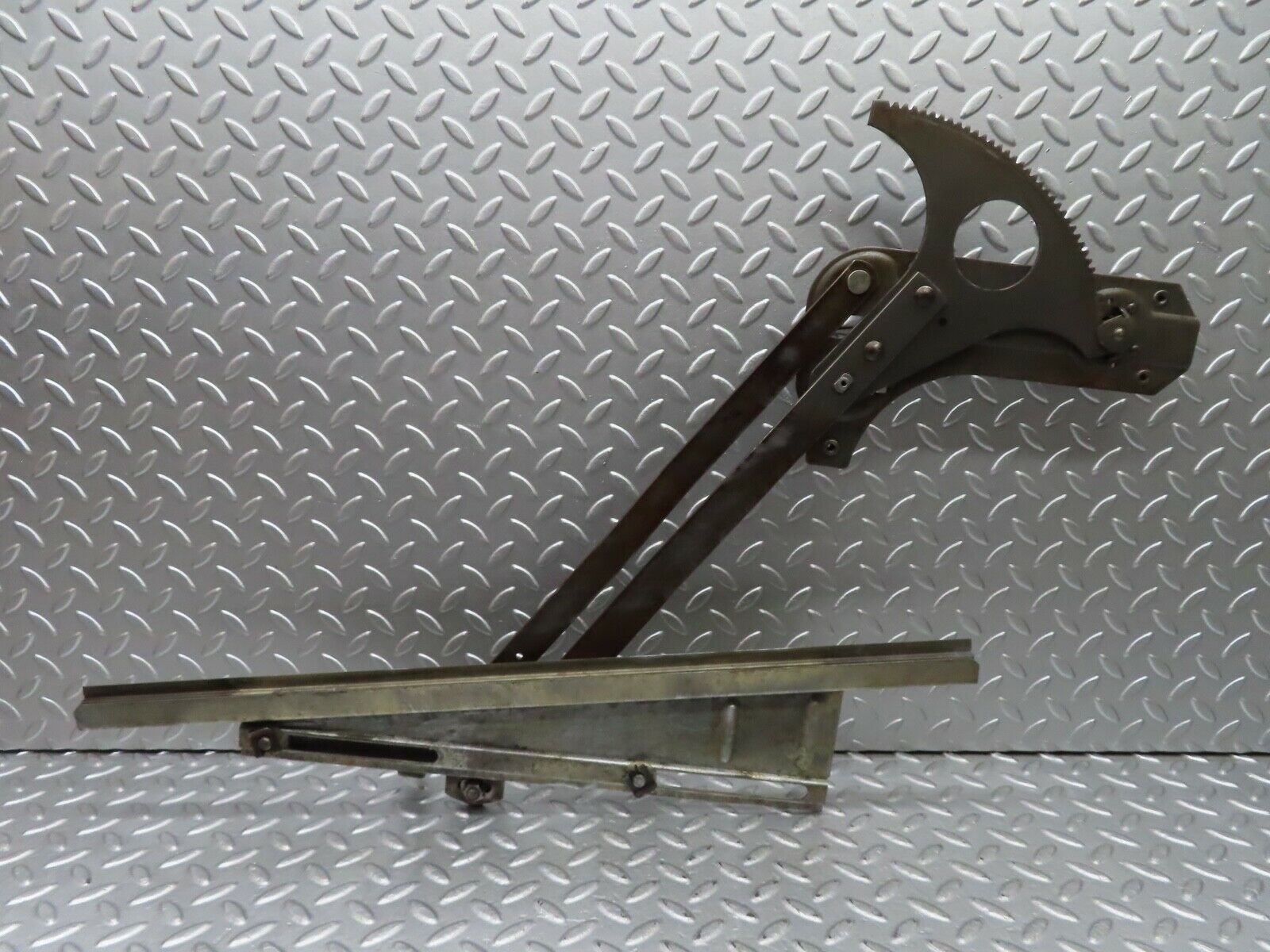 20332 Mercedes-Benz W114 280CE Coupe Front Right Manual Window Regulator