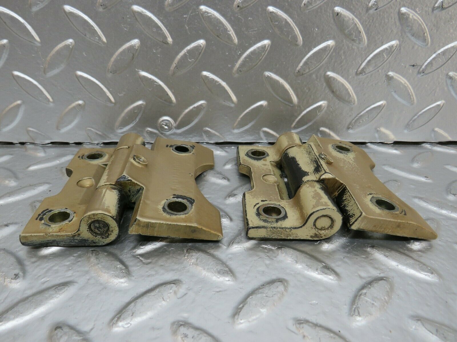 23949 Mercedes-Benz W123 280E Door Hinge Pair 1237200037