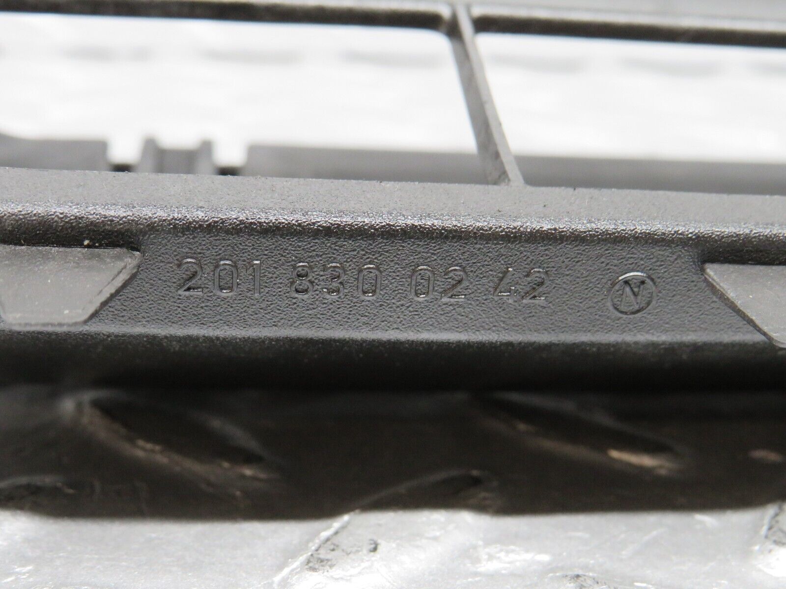 38676 Mercedes-Benz W201 190E 2.6L Trunk Breather Ventilation Valve Left 2018300242