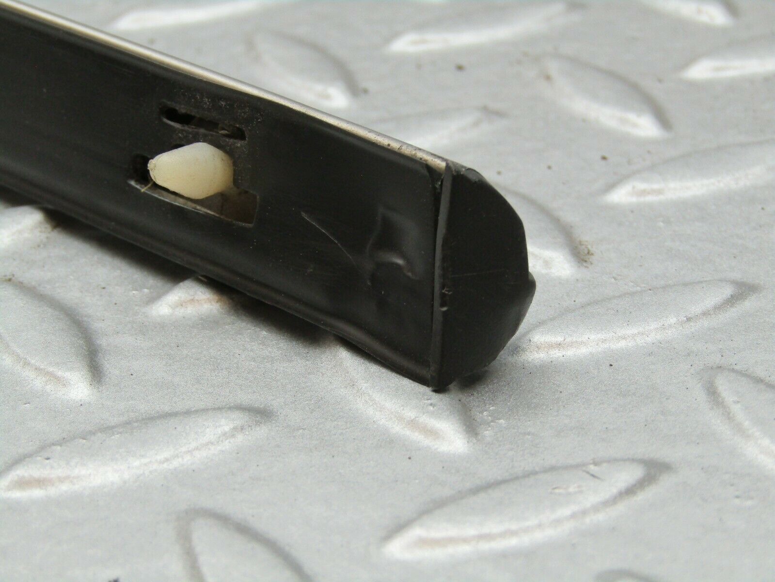 3340 Mercedes-Benz W115 220D Centre Fender Wing Chrome Trim Front Left