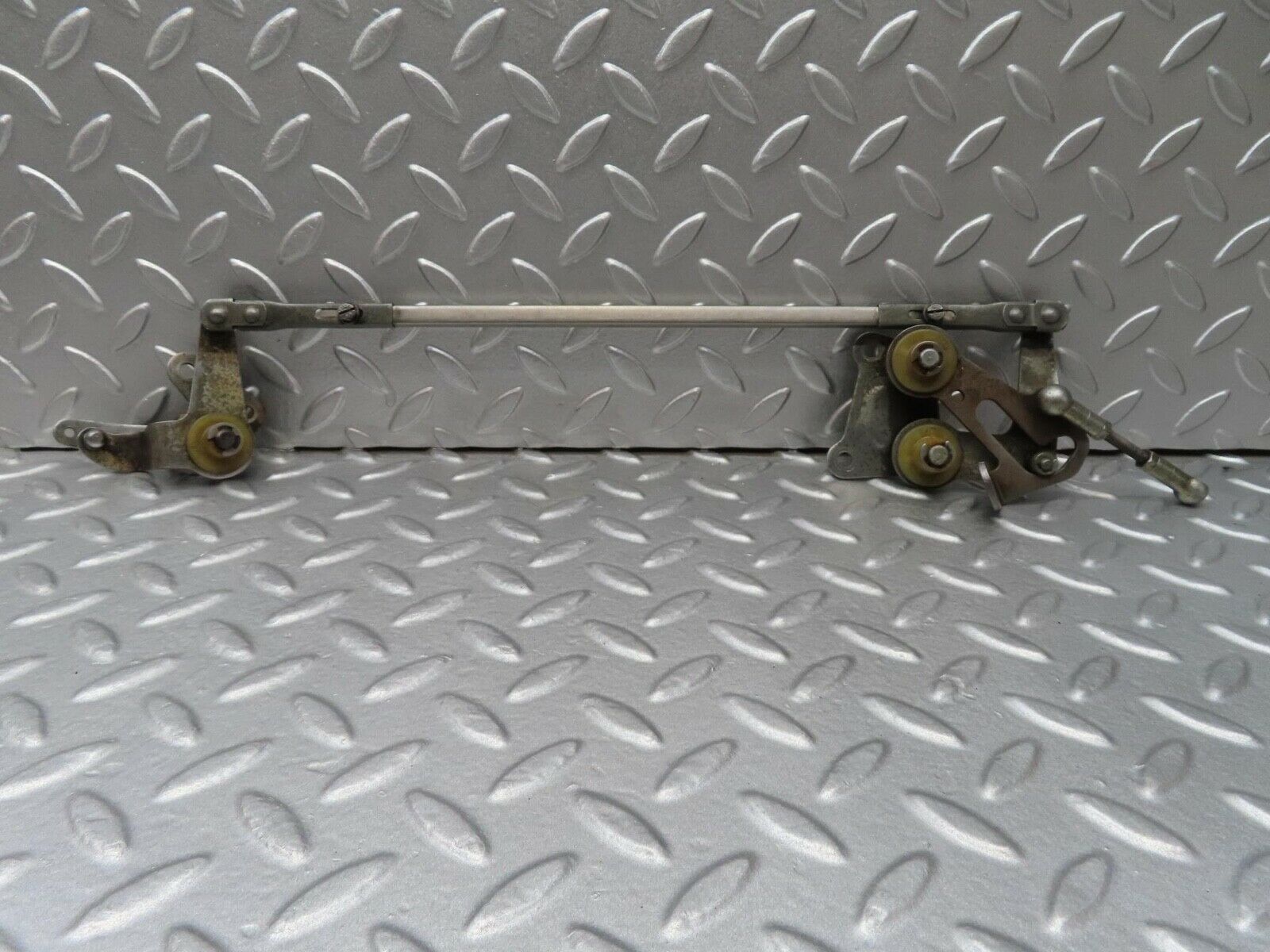 14015 Mercedes-Benz C107 280SLC Throttle Linkage