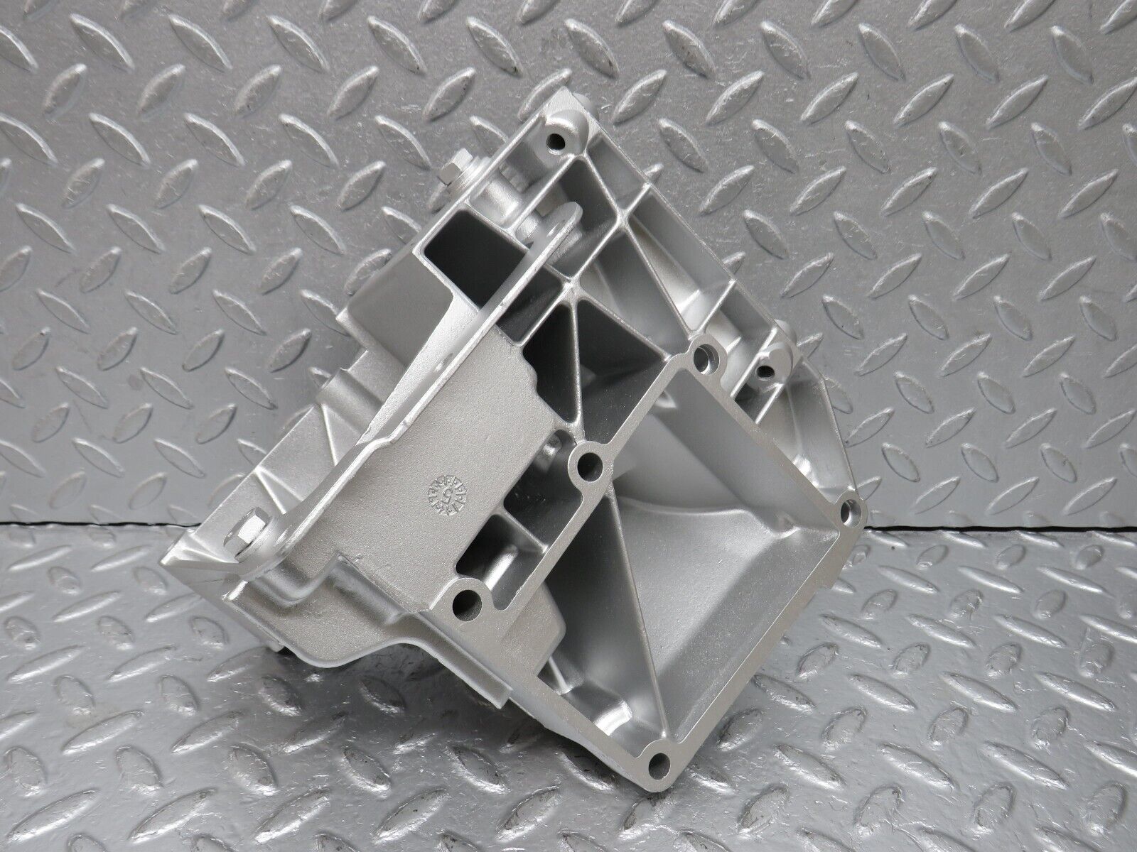 39608 Mercedes-Benz R129 320SL Coupe AC Air Con Compressor Mount Bracket 1042360030