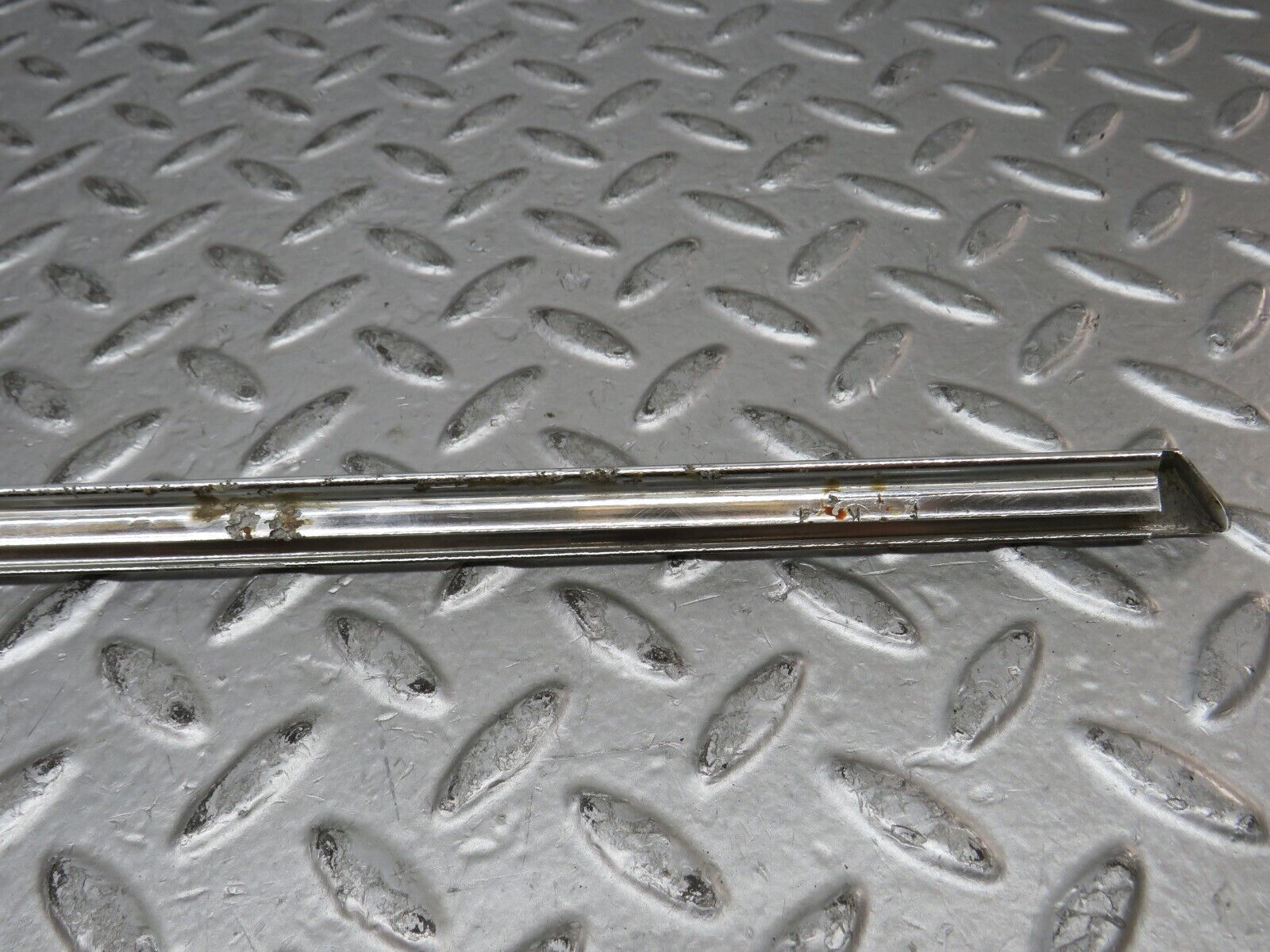 28884 Mercedes-Benz W123 230E Front Right Door Chrome Moulding Trim