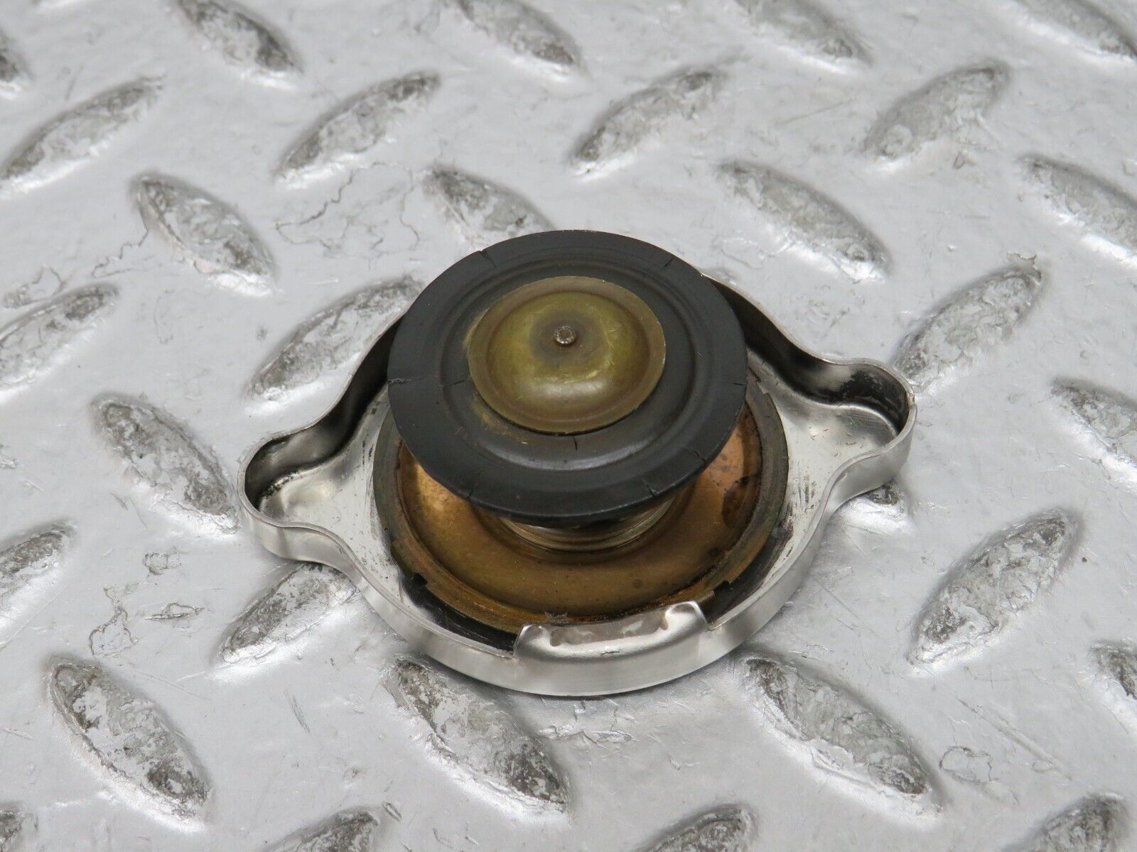 27251 Mercedes-Benz W123 280E Radiator Cap 1235010015