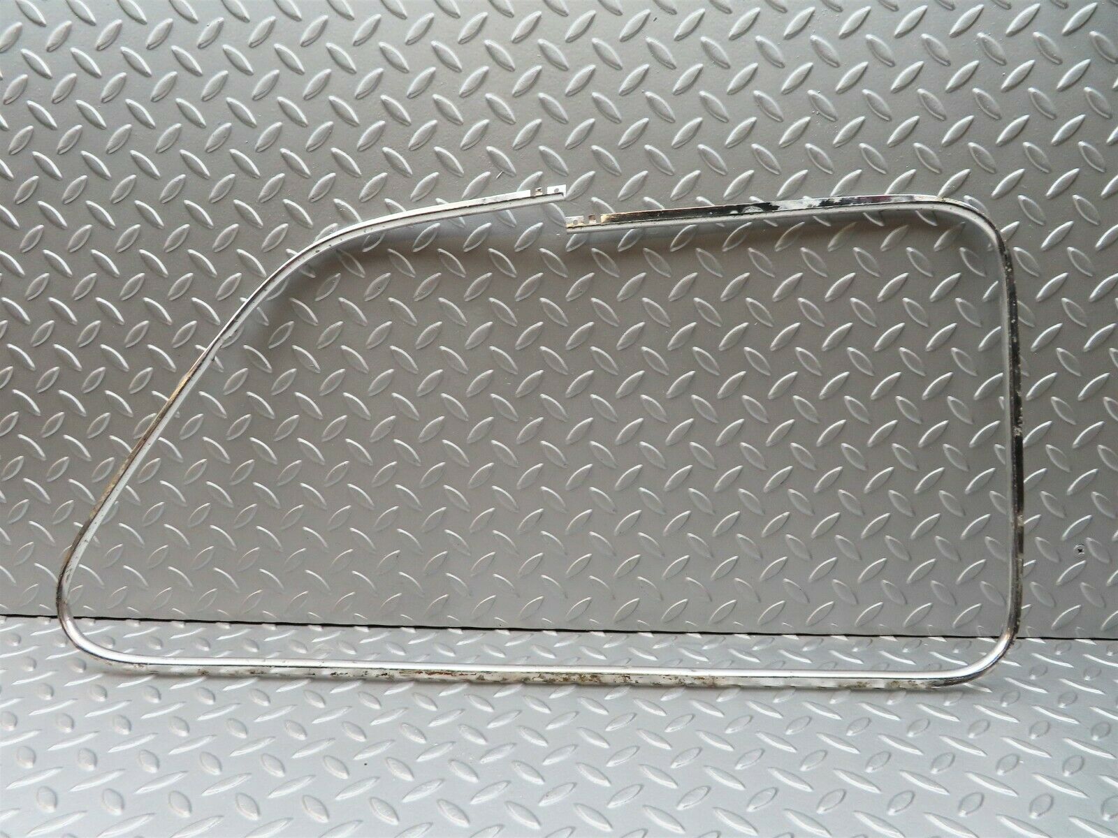 2049 Mercedes-Benz W105 219 PONTON Front Right Door Chrome Trim