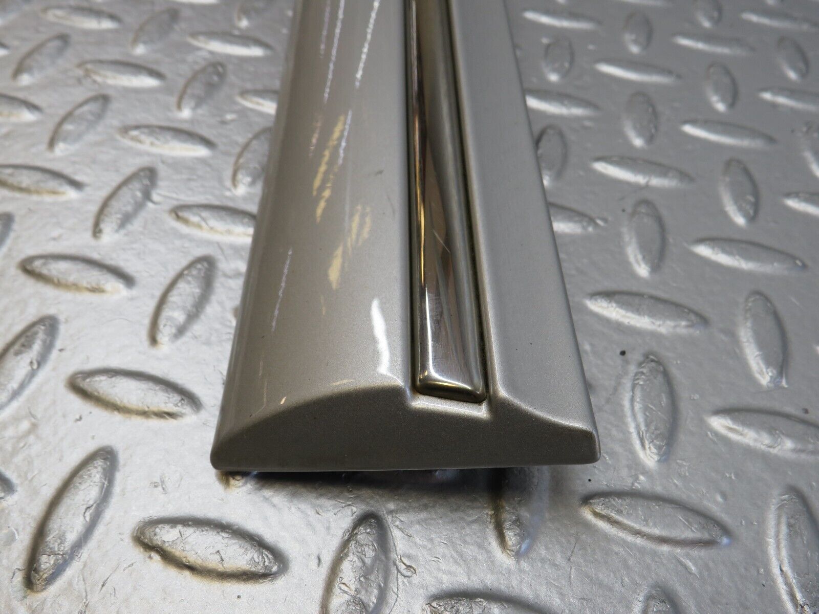 34714 Mercedes-Benz W210 320E Front Right Door Centre Moulding Trim 2106900482